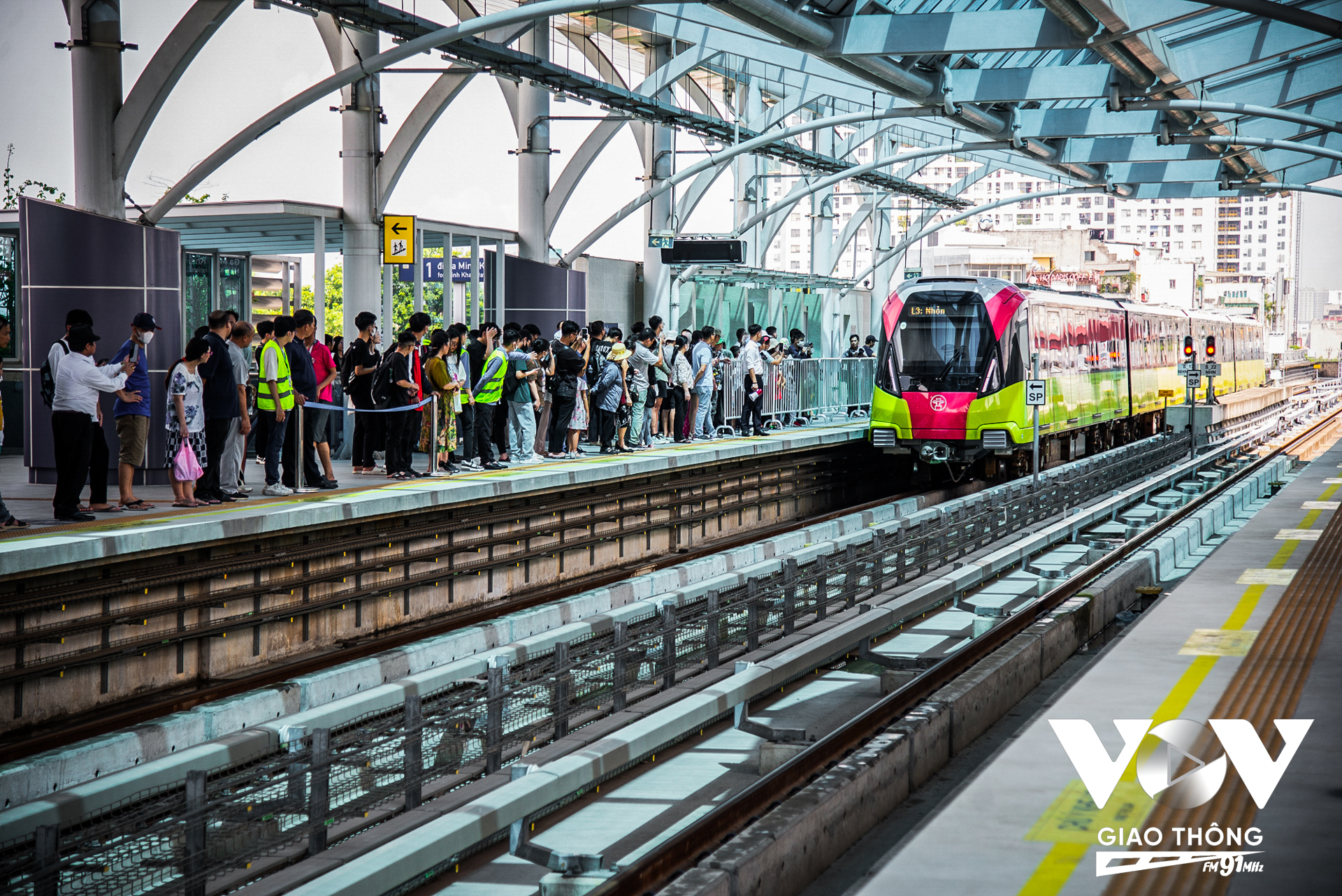 Người dân xếp hàng từ rất sớm, háo hức được trải nghiệm tàu điện. Lượng khách buổi sáng đã đông, đến buổi trưa còn đông đúc hơn.