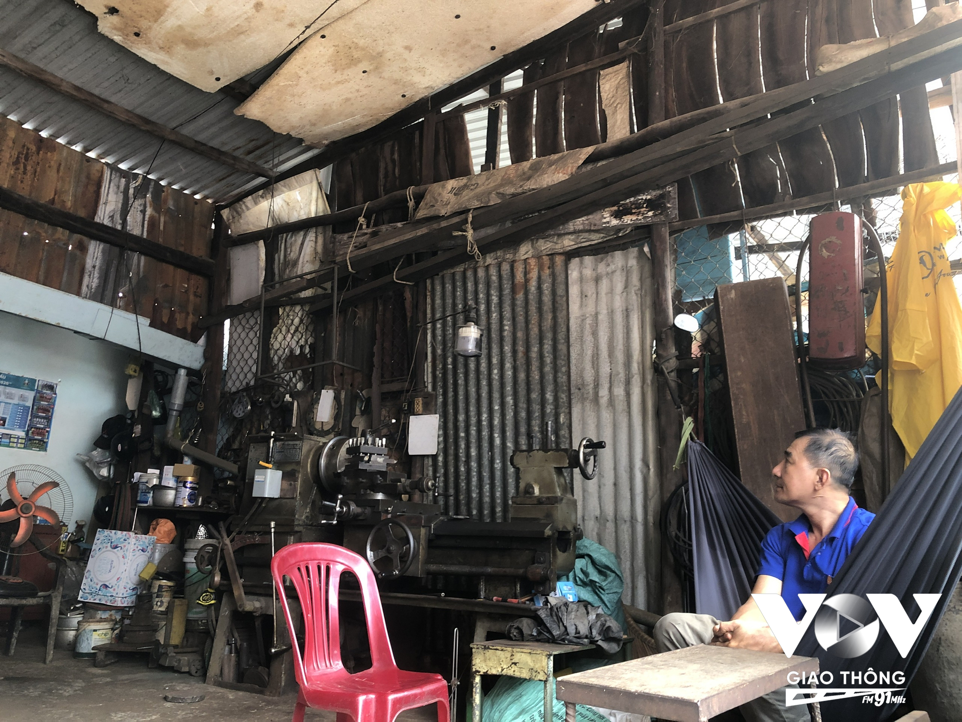 Nhiều ngôi nhà ven sông đang trong tình trạng xuống cấp nguy hiểm nhưng người dân không dám sửa chữa vì nghe thông tin có dự án di dời.