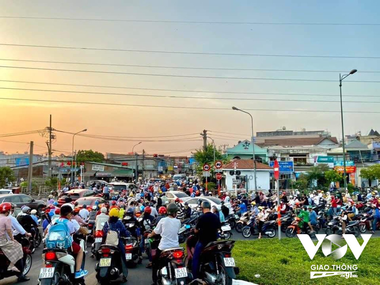 Sau khi tàu hoả đi qua, cả con đường trở nên ùn tắc