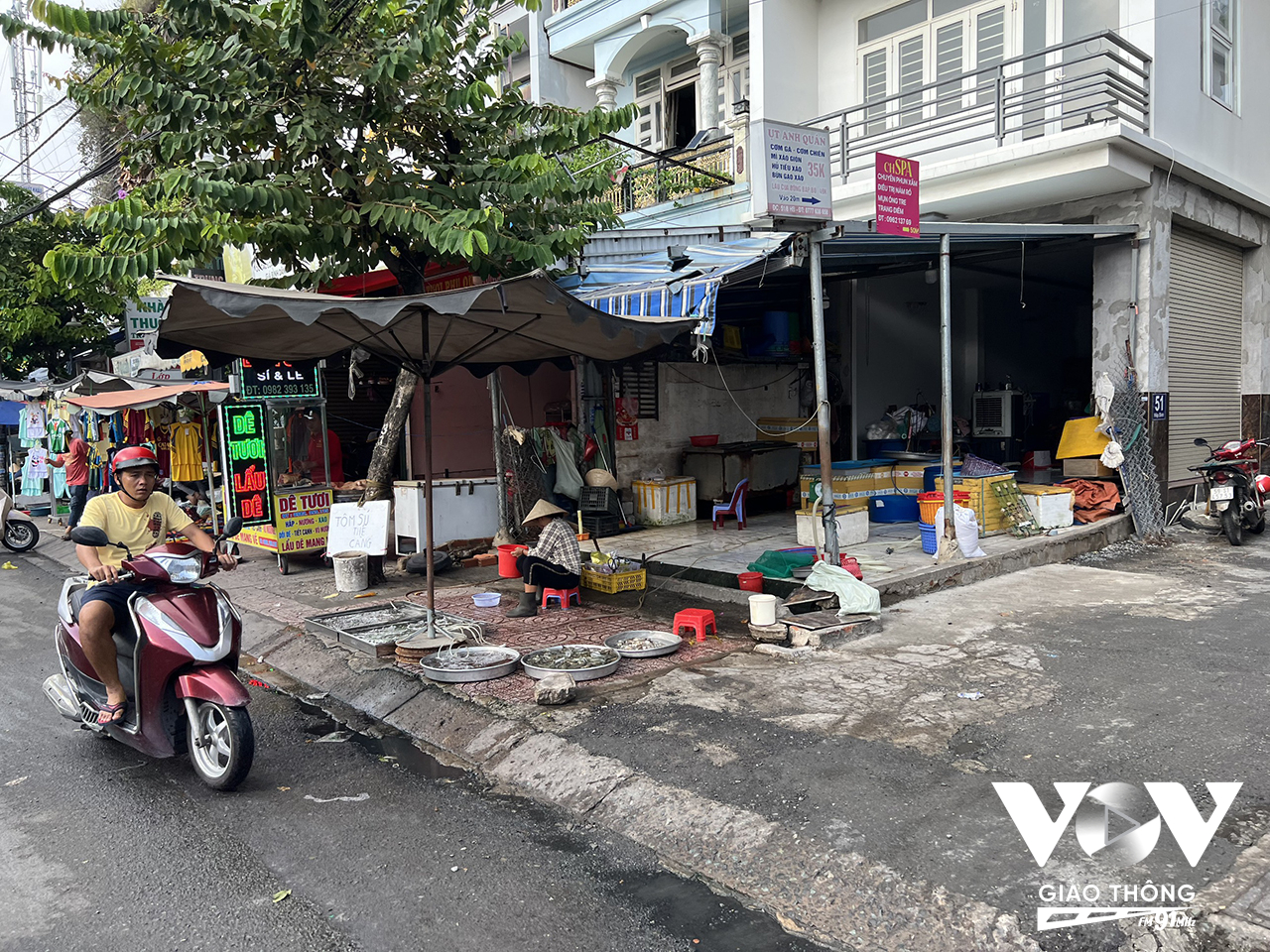 Trên vỉa hè, dưới lòng đường là dòng nước tanh hôi, đen kit