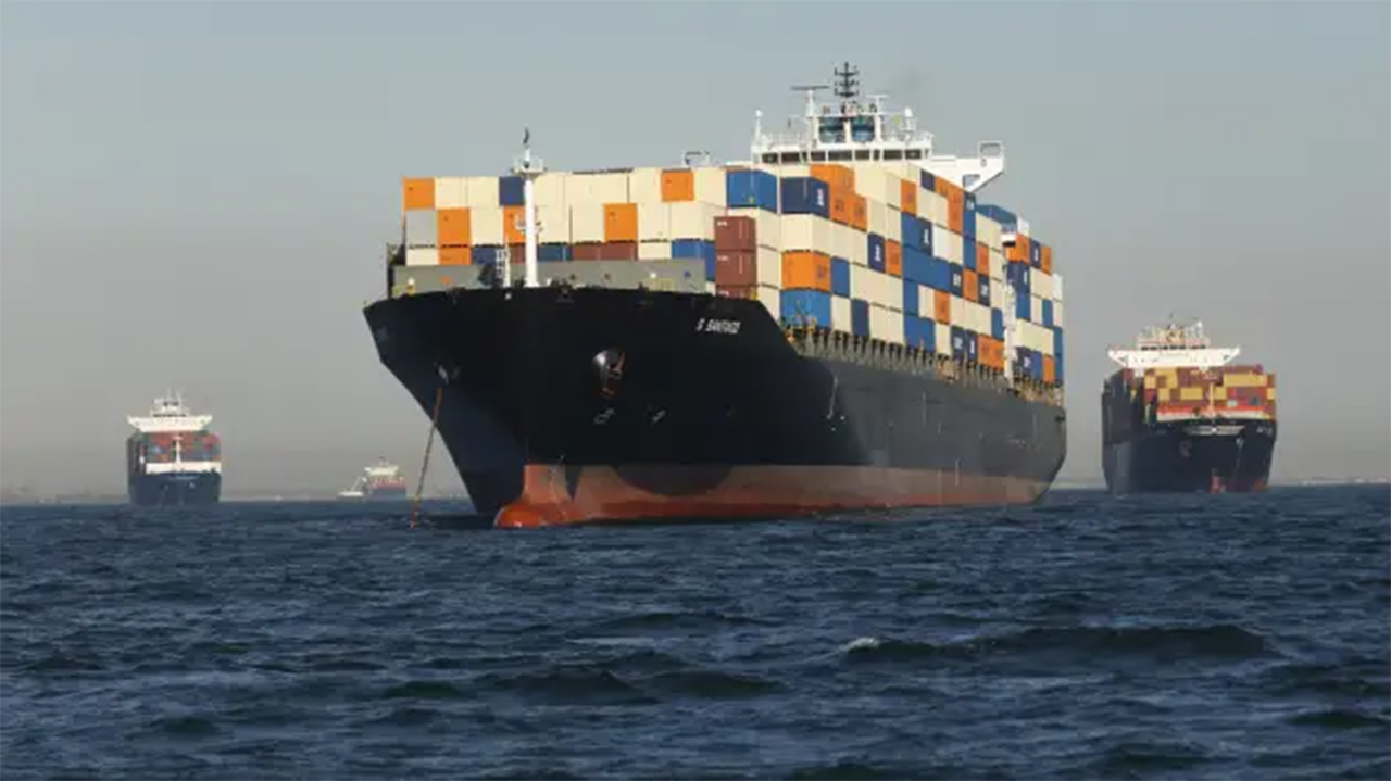 Các tàu container chờ bên ngoài Cảng Los Angeles và Long Beach, Mỹ để dỡ hàng hóa - Ảnh Los Angeles Times/Getty Images