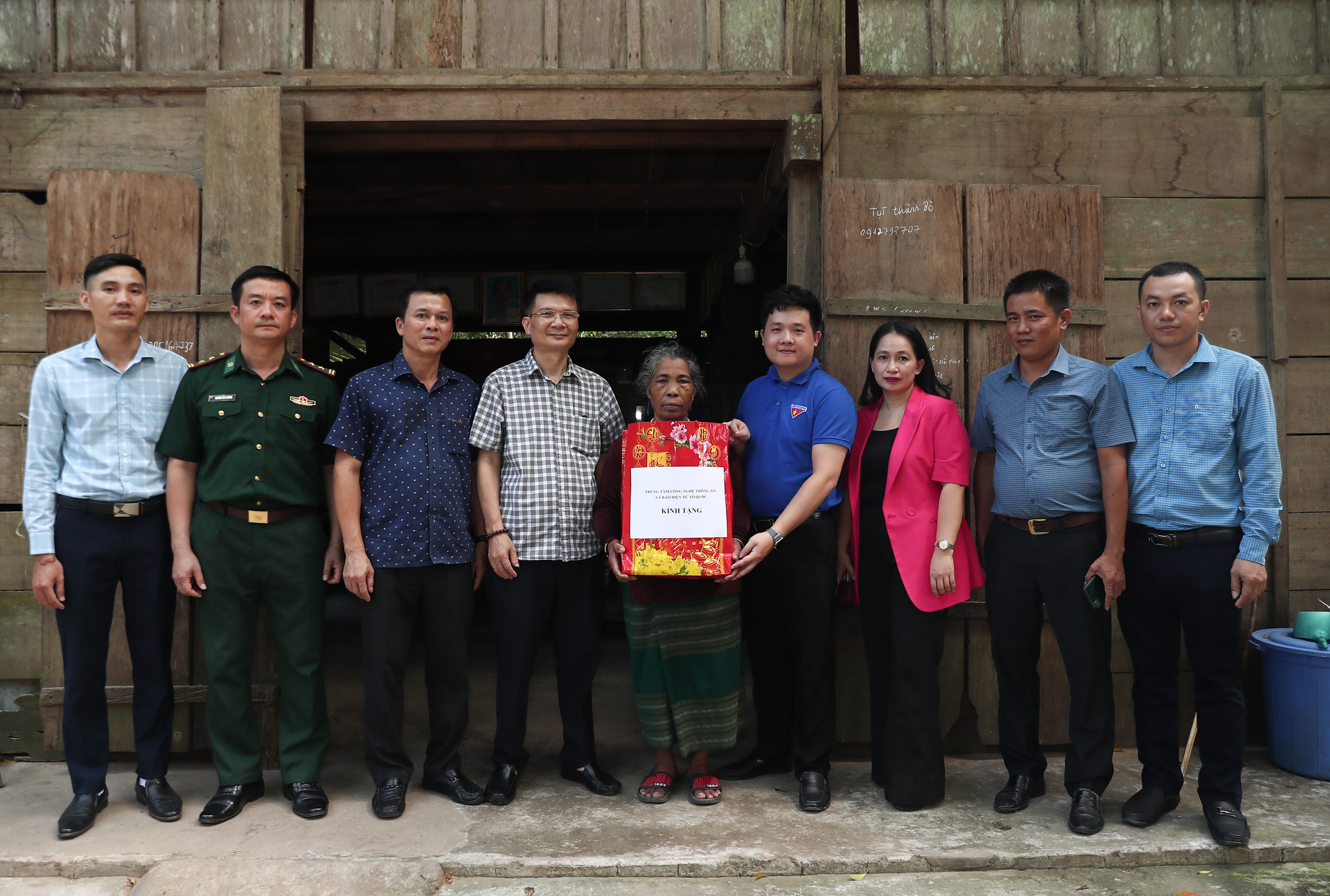 Ngoài ra, Ban tổ chức cũng tặng 3 phần quà cho các hộ gia đình khó khăn của bản Trung Sơn, mỗi suất quà trị giá 2.000.000 đồng.