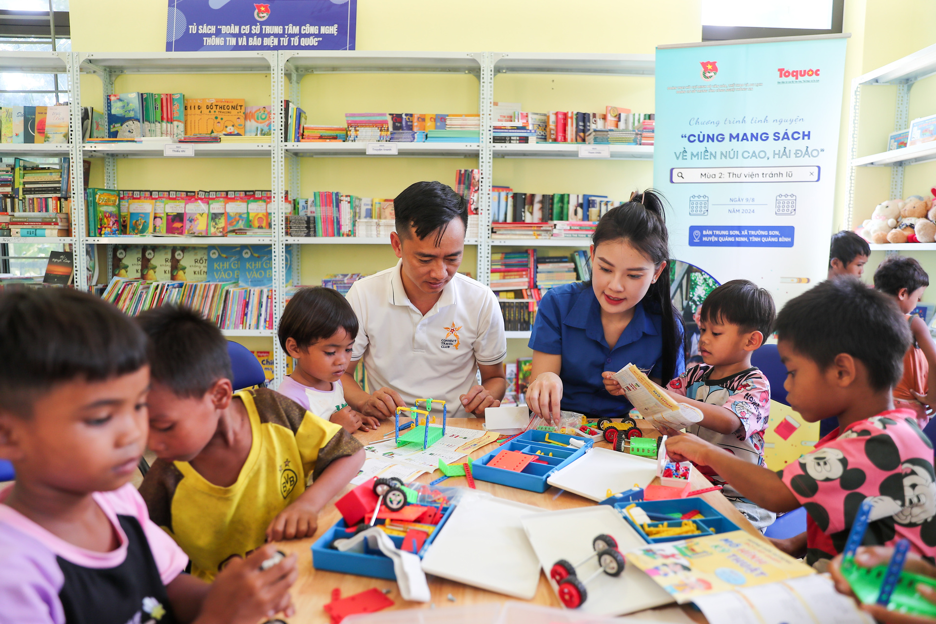 Các em học sinh tham gia nhiều hoạt động bổ ích tại chương trình tình nguyện .