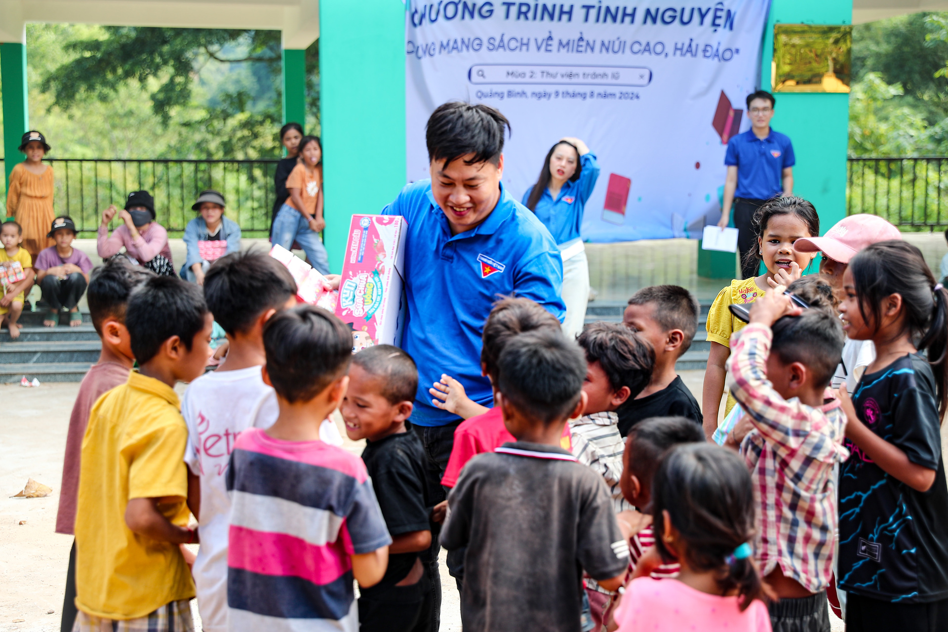 Anh Nguyễn Giang Nam - Phó Bí thư Đoàn TTCNTT - Báo Điện tử Tổ Quốc cho biết: 'Với mong muốn mang thật nhiều tri thức tới cho đồng bào đặc biệt là các em nhỏ. Năm nay chúng tôi chọn bản Trung Sơn một bản của đồng bào Bru Vân Kiều. Đặc biệt, năm nay Lãnh đạo Báo điện tử Tổ Quốc cũng sẽ trao tặng 3 phần quà cho 3 hộ gia đình khó khăn và 30 suất học bổng cho các em nhỏ học giỏi tại đây. Với mong muốn phát triển mạnh văn hóa đọc tới đông đảo và nhiều địa phương trên cả nước, đoàn thanh niên TTCNTT và Báo điện tử Tổ Quốc sẽ tiếp tục xây dựng thật nhiều thư viện trên mọi miền Tổ quốc'.