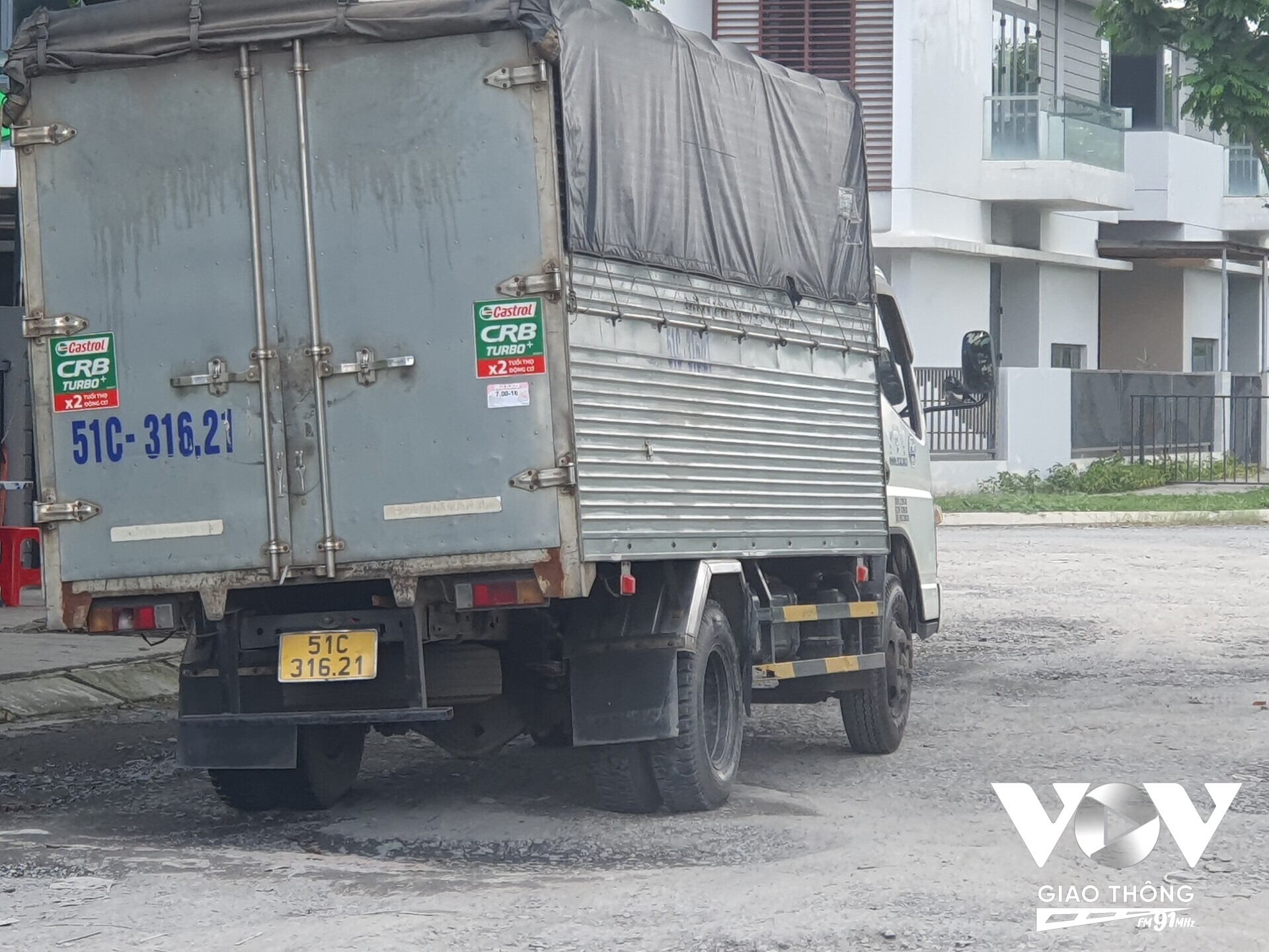 Tài xế xe tải phải cho xe chạy sát lề đường hướng ngược chiều mới có thể né được các ổ gà ổ voi