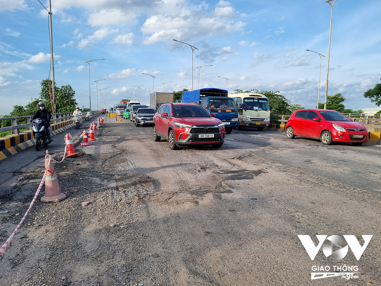 Đơn nguyên bên phải cầu Phù Đổng (phần cầu hướng đi trung tâm Hà Nội) có dấu hiệu xuống cấp sau 22 năm khai thác (Ảnh - Minh Hiếu)