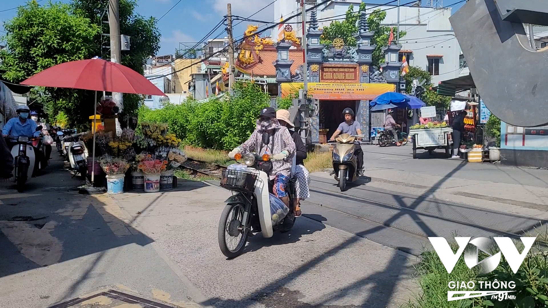 Nút giao cắt với đường tàu ngay ngã tư chùa Quang Minh, đường Trần Hữu Trang