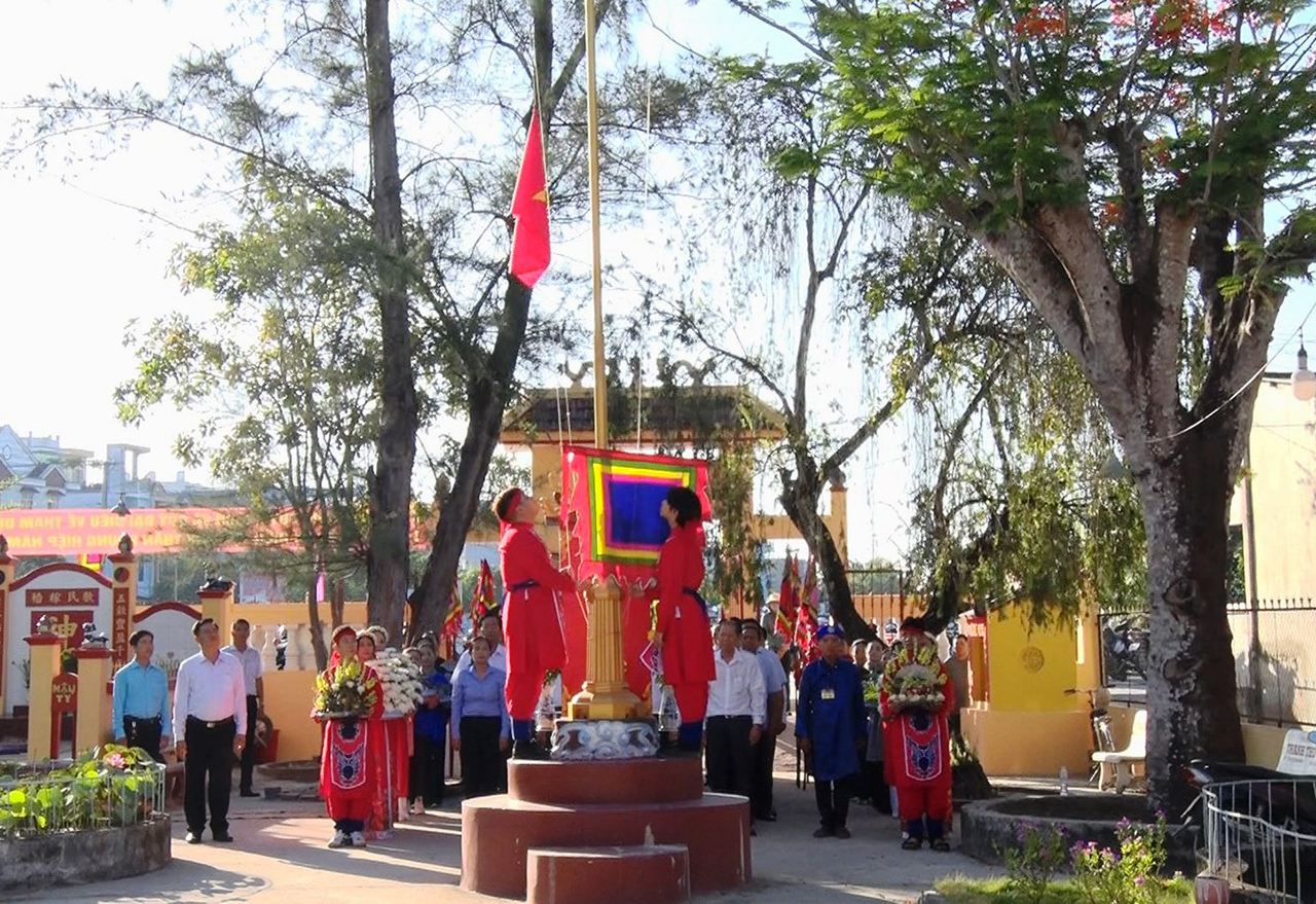 Nghi thức thượng Quốc kỳ và Thần kỳ tại Lễ kỳ yên hạ điền tại Đình Thần Phụng Hiệp năm 2024 - Ảnh haugiang.gov.vn