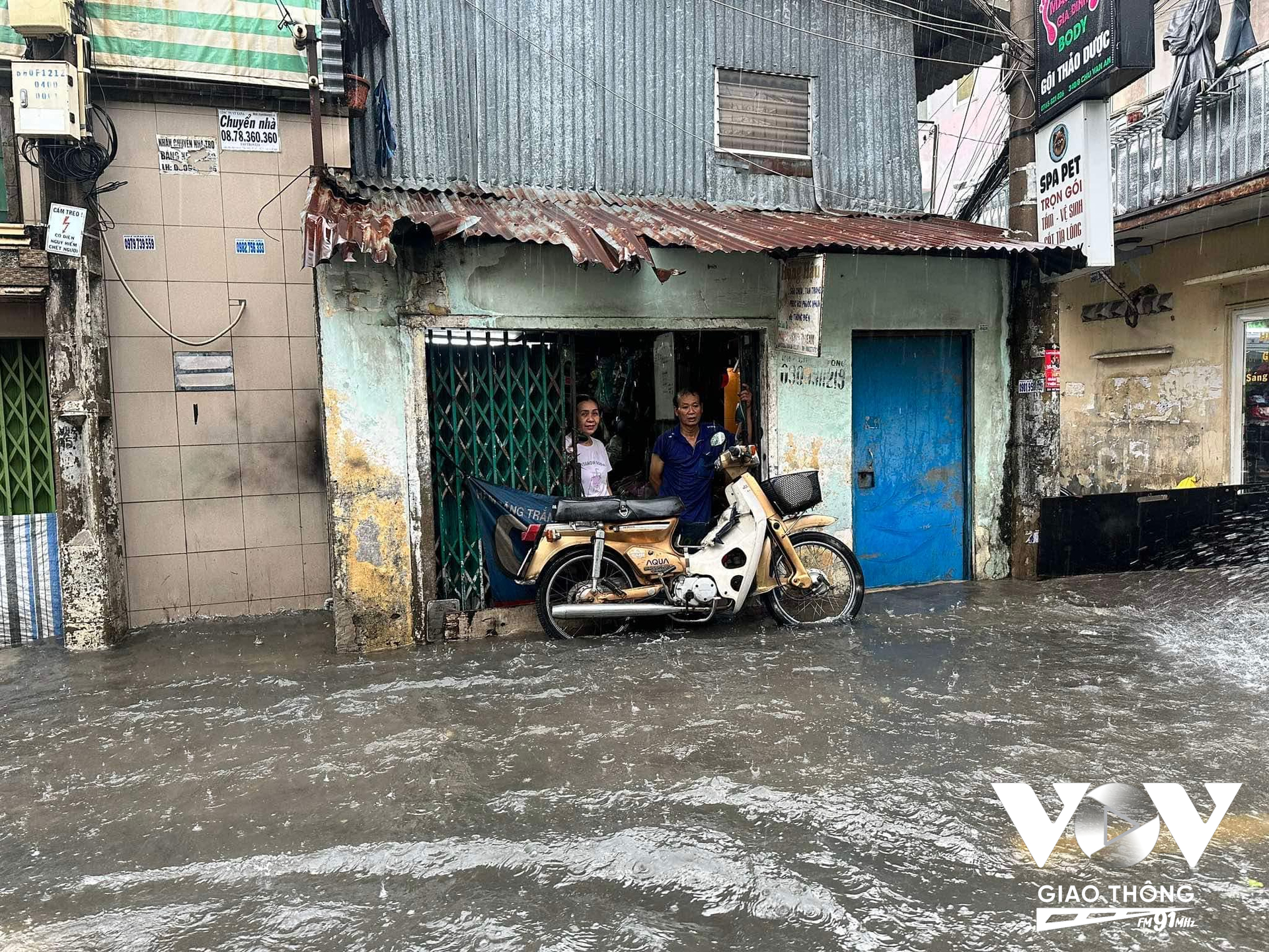 Người dân phải dùng những tấm ván, tấm bạt để che chắn không cho nước tràn vào nhà