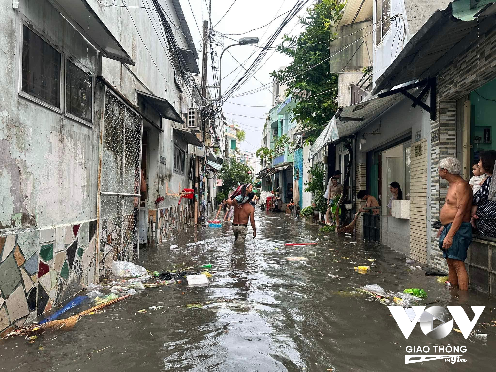 Sau cơn mưa, cả tuyến đường Chu Văn An chìm trong biển nước