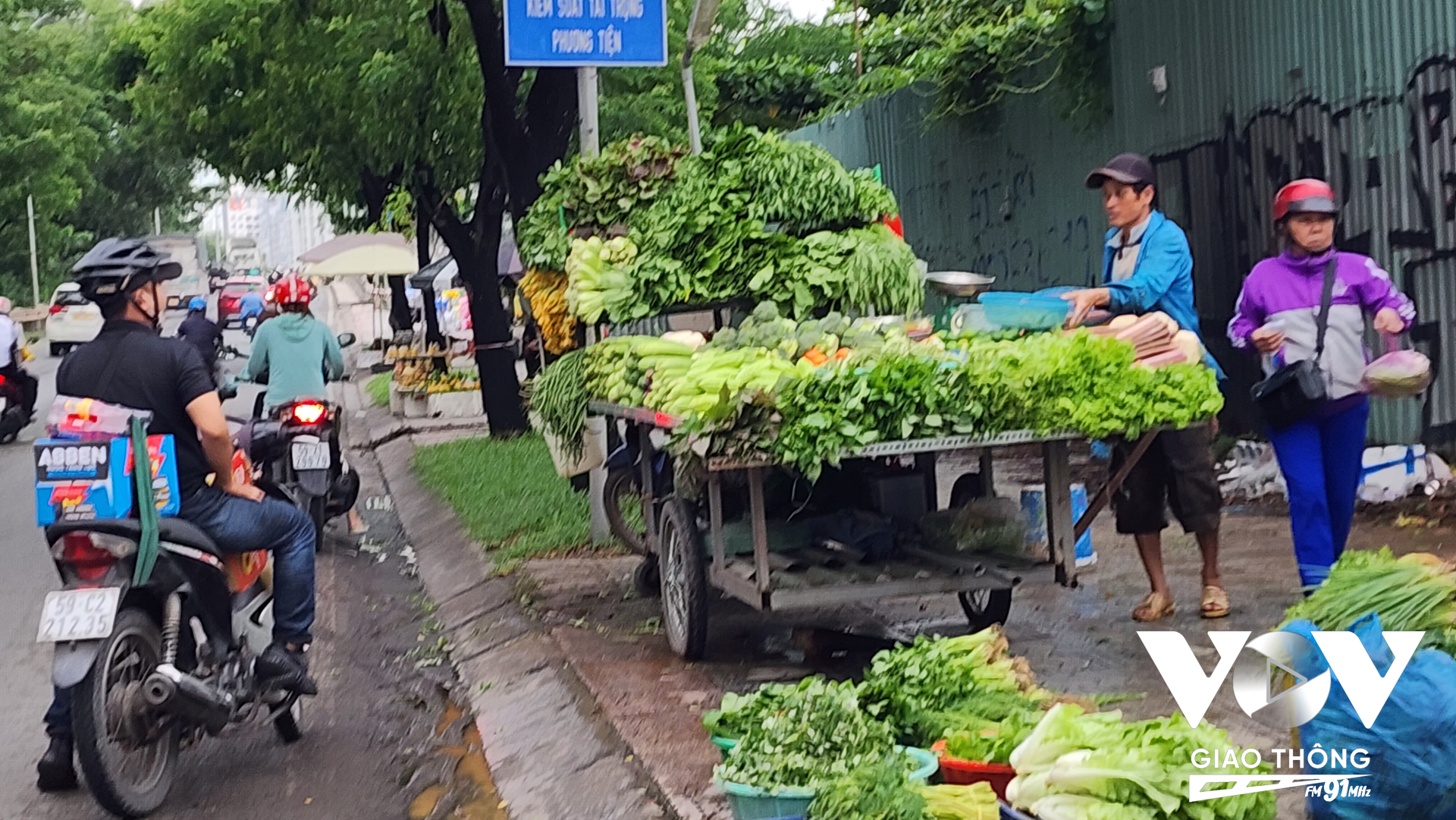 Tình trạng người dân mua bán hàng rong vẫn còn xảy ra thường xuyên trên nhiều tuyến đường, gây mất trật tự an toàn giao thông