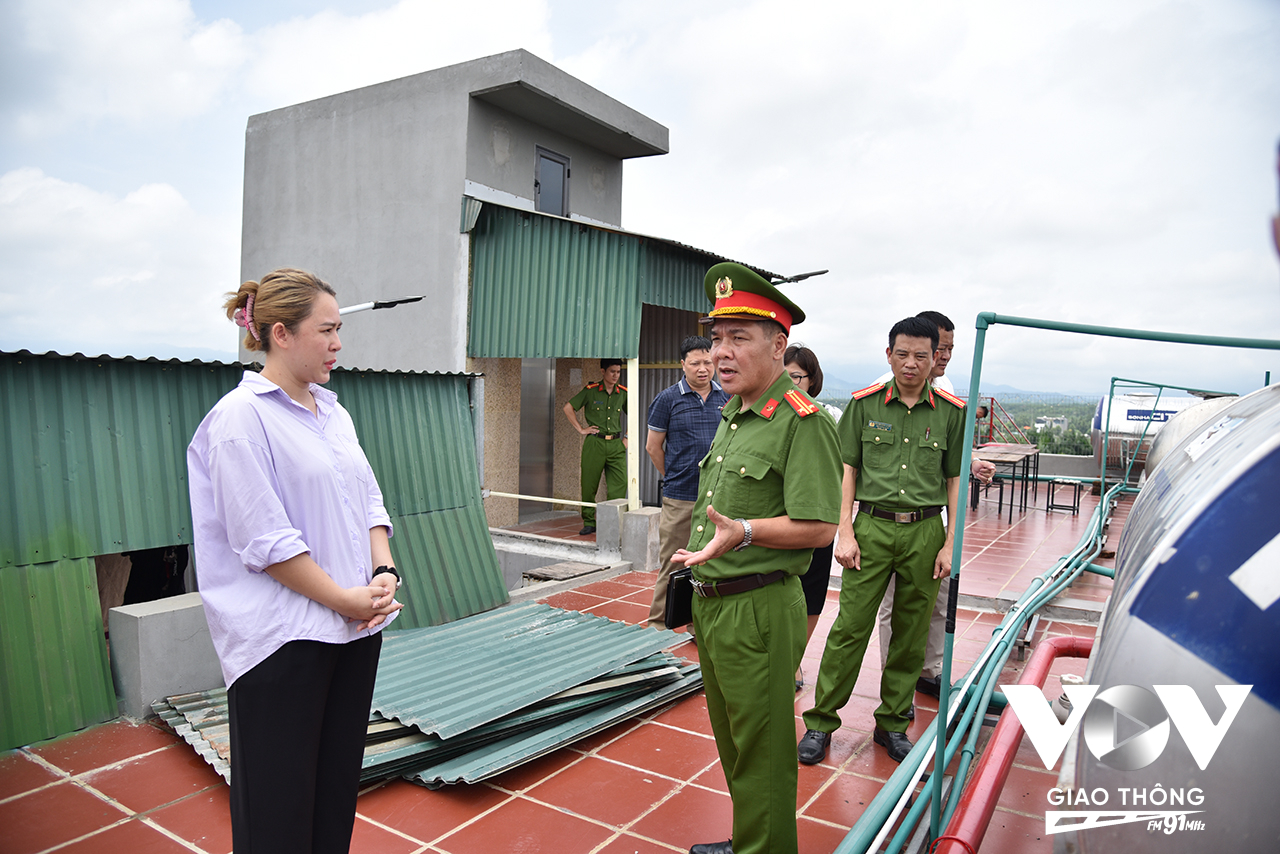 Công an thị xã Sơn Tây tuyên truyền và hỗ trợ các chủ nhà cho thuê trọ đảm bảo các yêu cầu PCCC&CNCH theo quy định của pháp luật