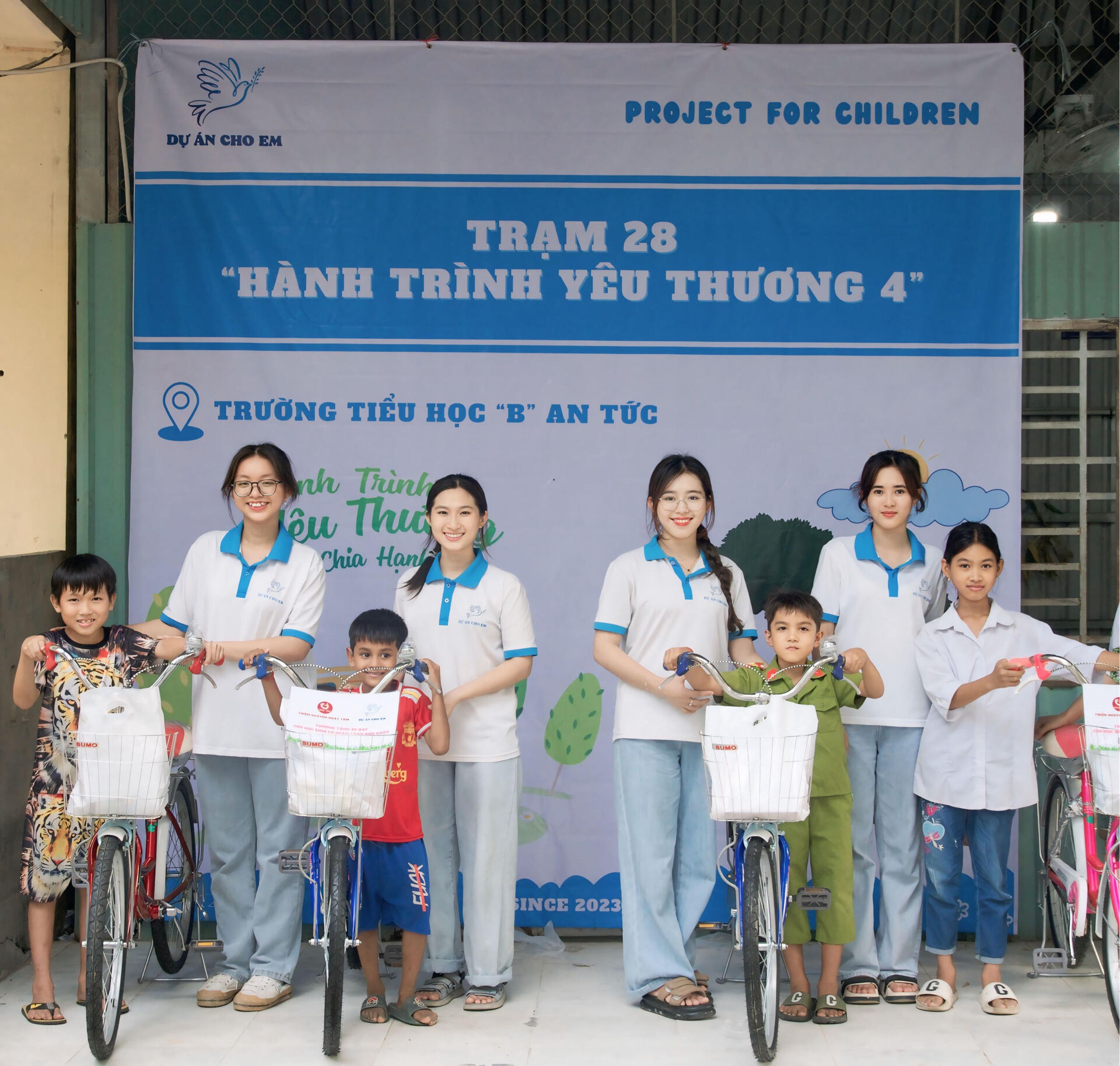 Thành viên 'dự án cho em' phát xe đạp cho học sinh trường tiểu học B An Tức - Tri Tôn - An Giang.