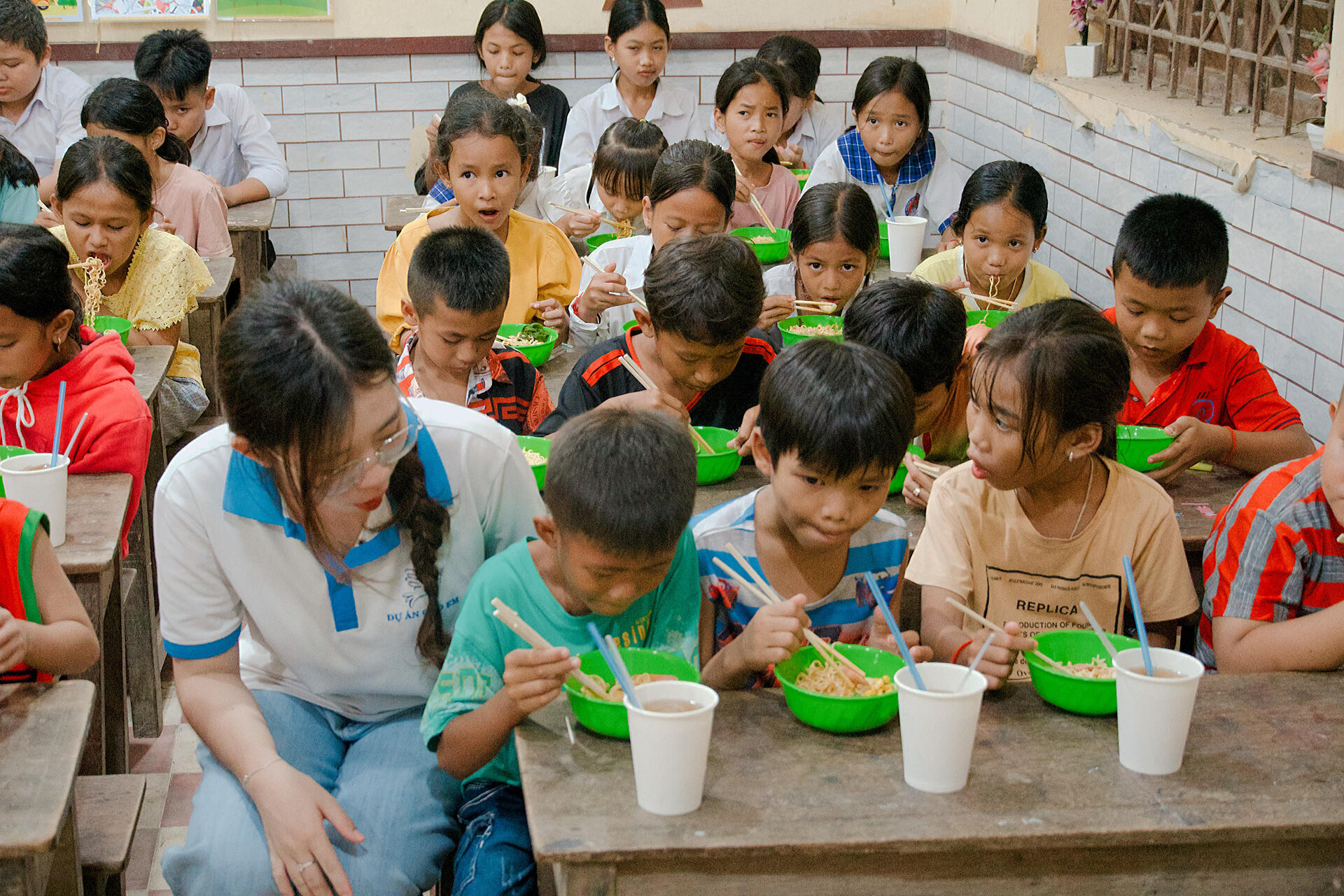 Trẻ em được ăn mì trộn của nhóm 'dự án cho em'