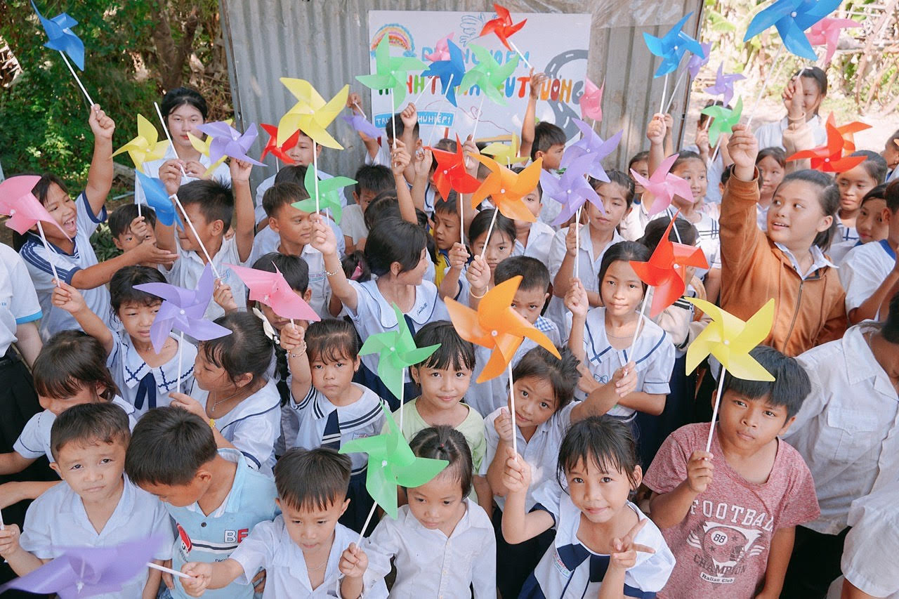 'Dự án cho em' đã lan tỏa được ý nghĩa và mục đích nhân văn nên đã tập hợp được nhiều người tham gia với mục tiêu nâng bước trẻ em nghèo đến trường.