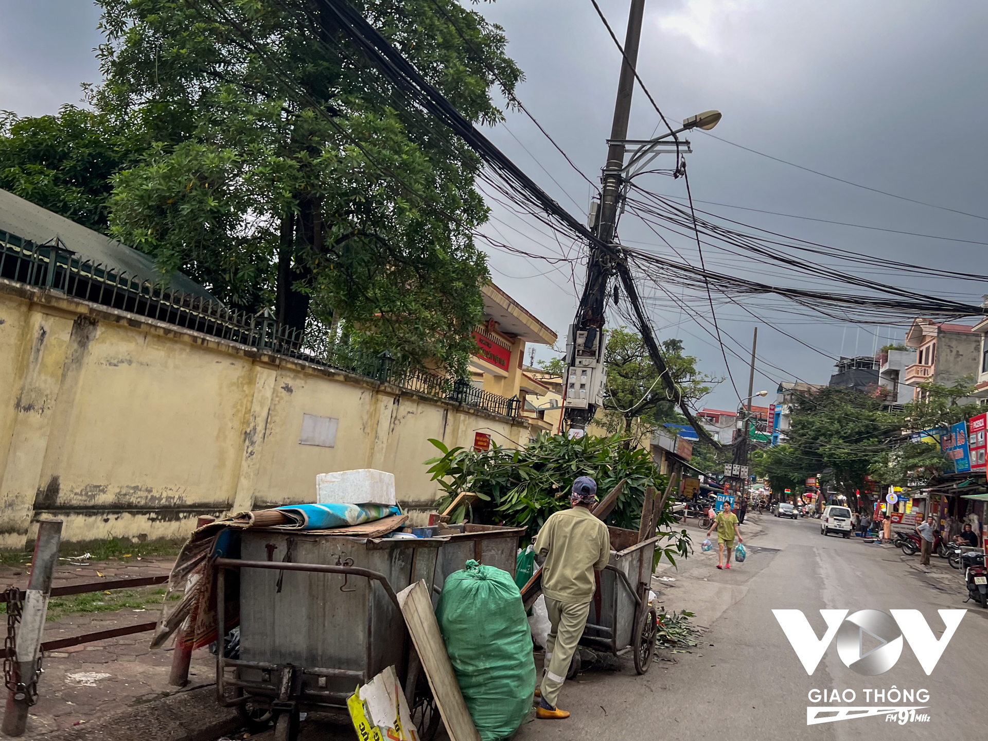 Trên đầu vẫn chằng chịt dây điện tiềm ẩn nguy cơ cháy nổ