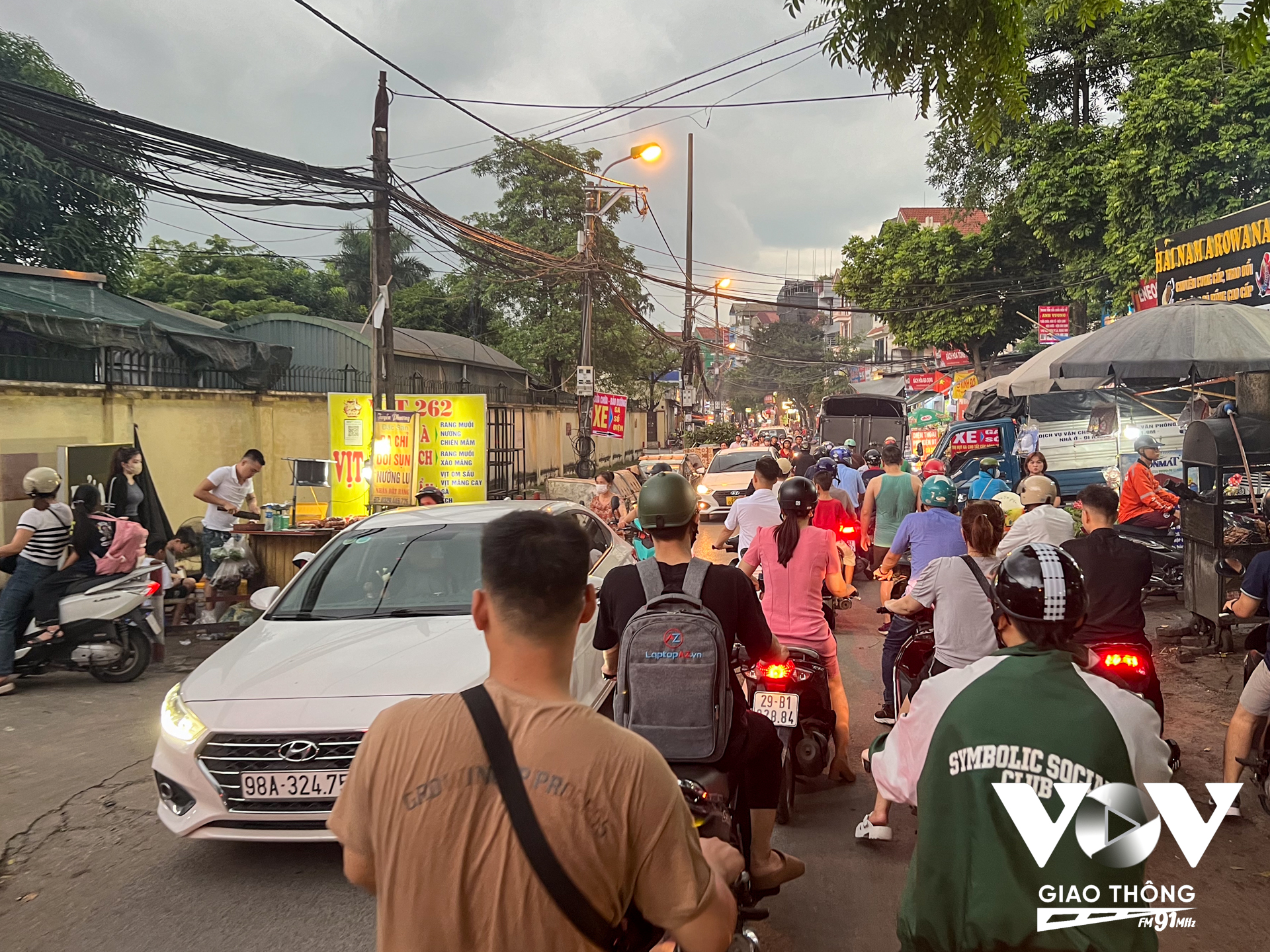 Vào giờ cao điểm thì phương tiện tham gia giao thông di chuyển cực kì khó khăn