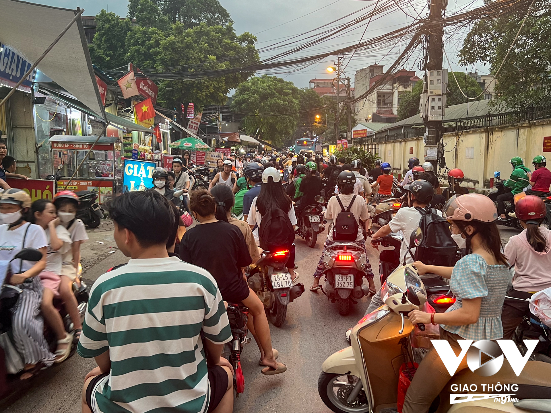 Diện tích lòng đường bị lấn chiếm phần nhiều cộng thêm mật độ phương tiện tham gia giao thông đông đúc làm đoạn đường bị ùn tắc