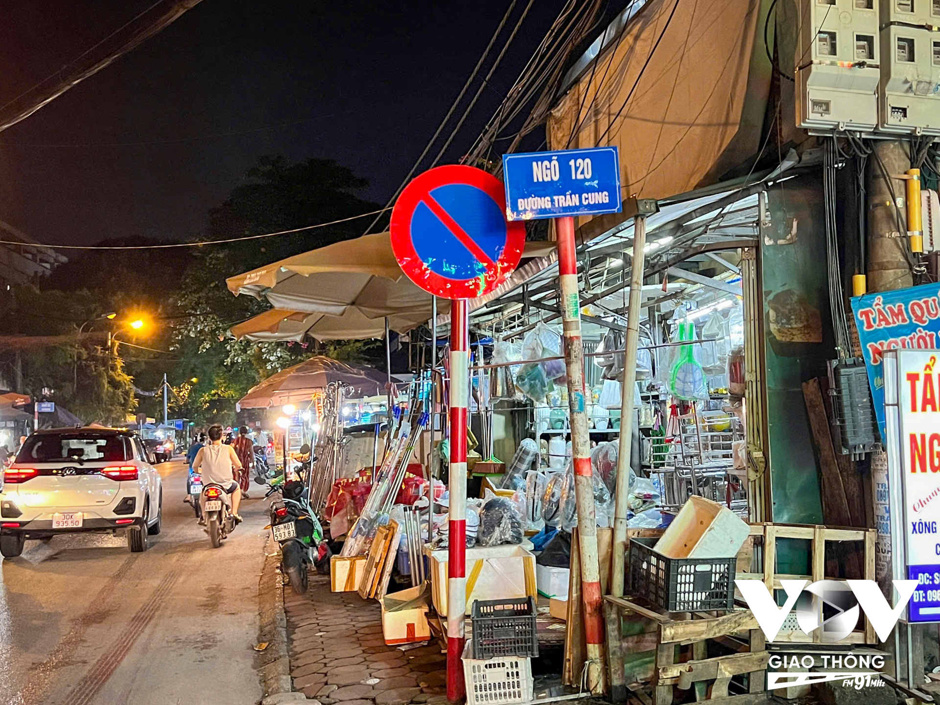 Phần lớn các cửa hàng trên tuyến đường Trần Cung đều bày hàng tràn lan ra hết vỉa hè. Người dân phải đi bộ dưới lòng đường.