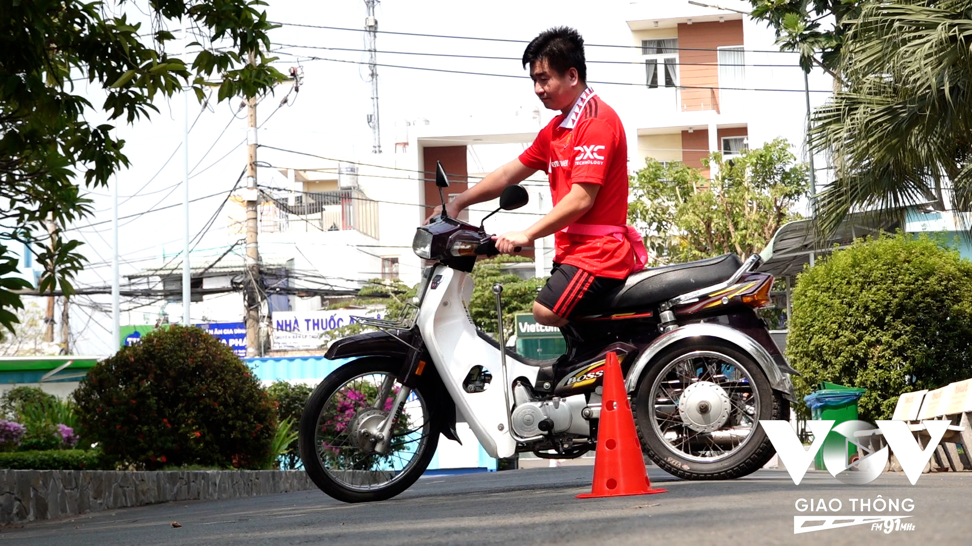 Đại uý Ngôi tập đi xe máy trong khuôn viên bệnh viện, anh tâm sự: “Cuộc đời giống như một trang sách, trang sách này đóng lại thì trang sách khác mở ra”