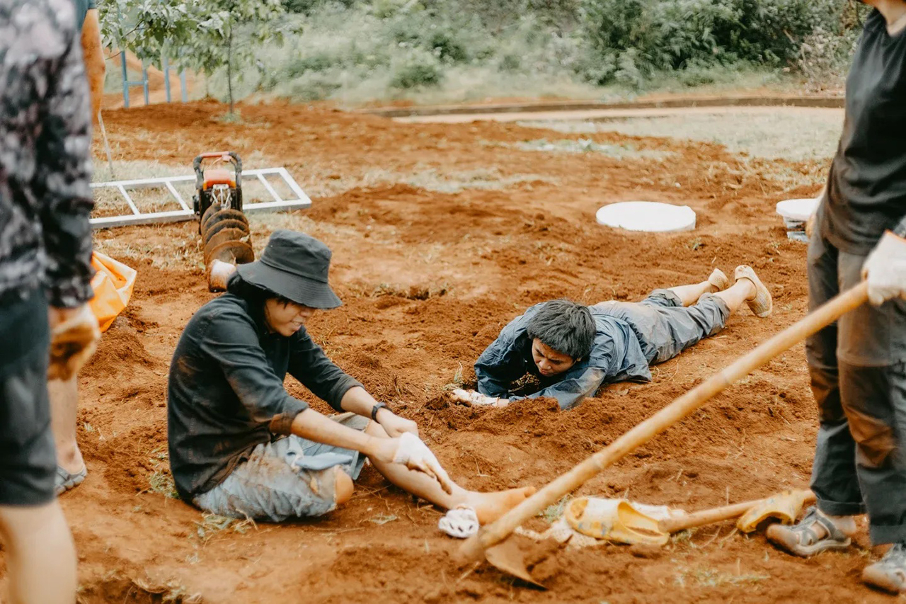 Để có thể hoàn thiện được 1 sân chơi, các thành viên của Sân chơi Cầu Vồng đã phải trải qua vô vàn khó khăn