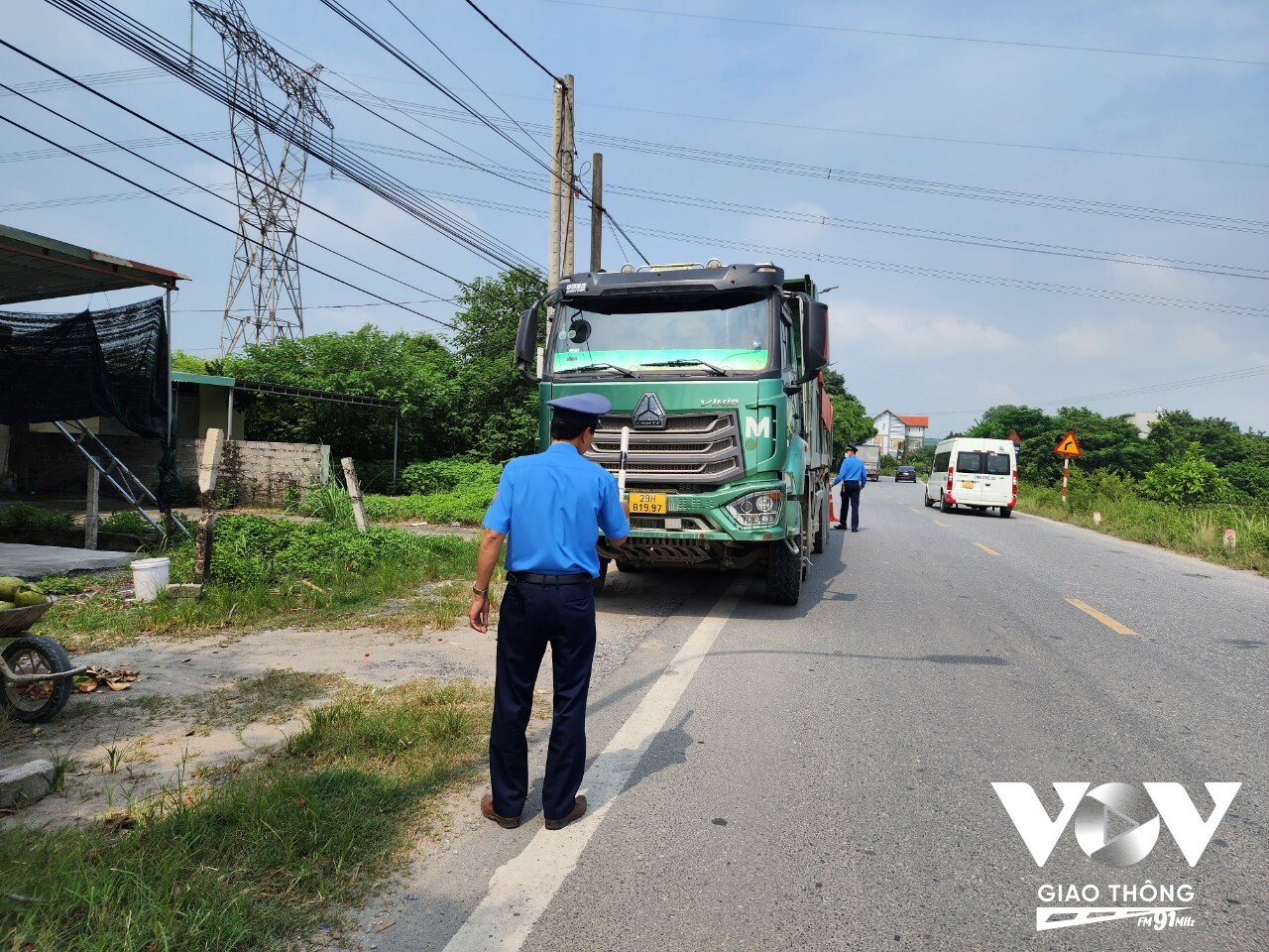 Xe hổ vồ (HOWO) chở vật liệu vượt quá thành thùng, có dấu hiệu quá tải bị lực lượng chức năng phát hiện và xử phạt hôm 16.8