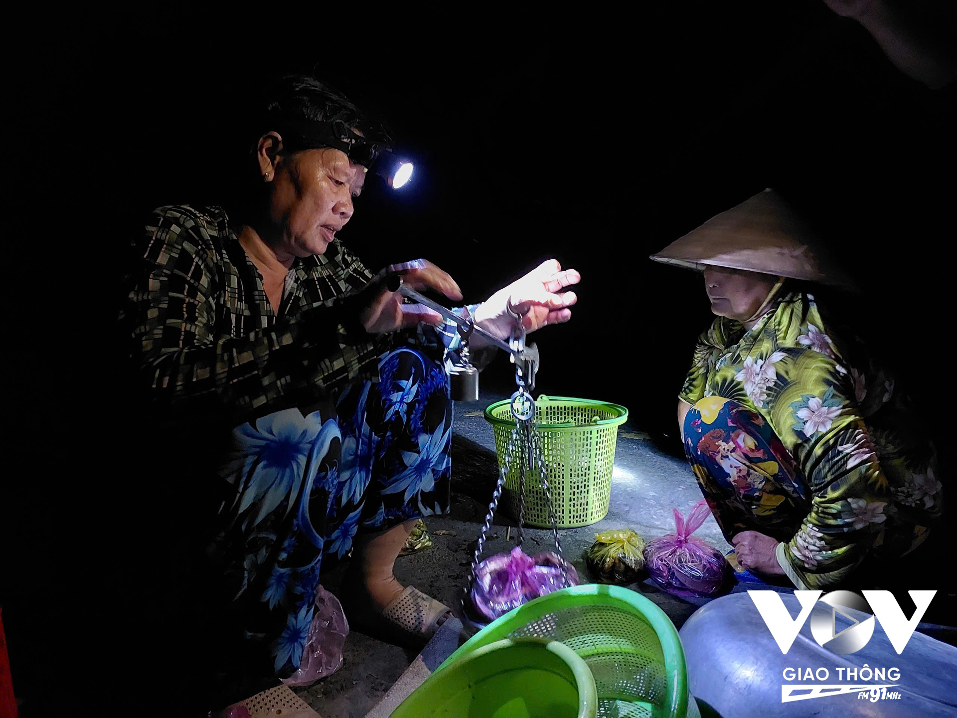 Chợ 'ma' Tha La nhiều nhất là bóng đèn của tiểu thương đội lên đầu để rọi sáng, nhìn xa như đom đóm trong đêm