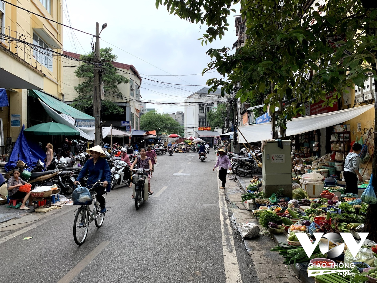 Thói quen đi chợ truyền thống đã thay đổi khi siêu thị, trung tâm thương mại trở nên phổ biến. Những siêu thị mini ở khắp ngõ ngách, chỉ cần bước chân ra cửa nhà là đã có thể mua đủ hàng hoá cho nhu cầu hằng ngày