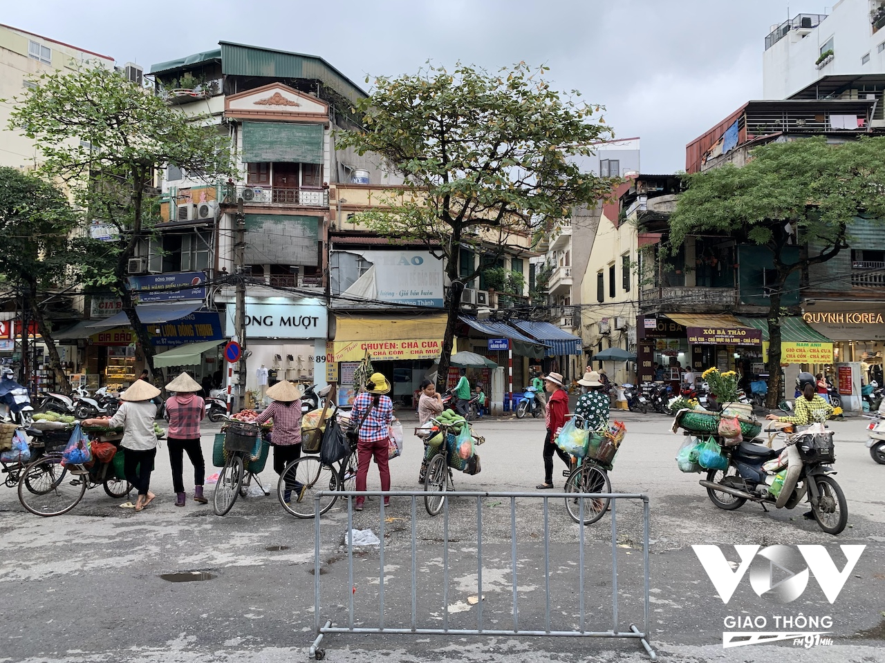 Những 'chợ cóc' ở khắp phố cũng chiếm một 'thị phần' nhất định khiến việc vào chợ mua bán là không cần thiết với nhiều người