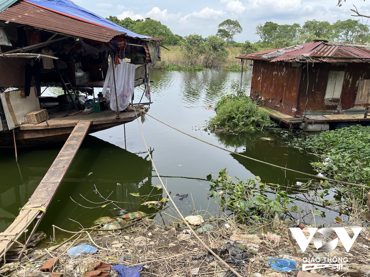 Từ lâu nhánh sông này đã trở thành một cái ao tù khi nước không lưu thông được và phải nhận tất cả nước thải của hàng trăm, hàng ngàn hộ dân trên bờ thải xuống, khi nước sông dâng cao, mặt 'tích cực' là sự ô nhiễm này đã được giải phóng phần nào, mặt nước vốn đen kịt trở nên xanh hơn và bớt mùi hôi thối. Nhưng có lẽ cũng chỉ tồn tại được vài ngày sau khi nước rút