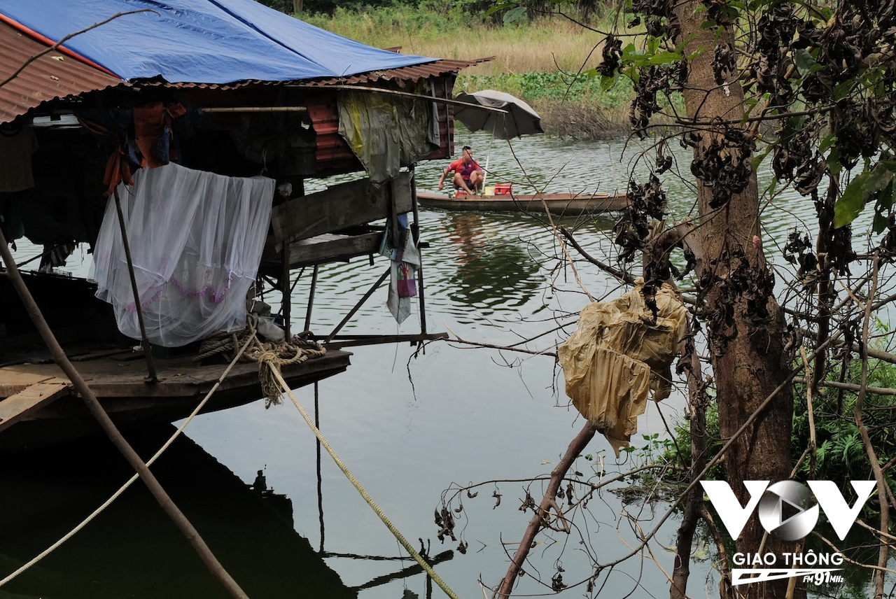 Người dân tranh thủ đi thả lưới bắt cá khi nước nổi, nhưng có lẽ việc ăn cá ở khúc sông ô nhiễm này sẽ không tốt cho sức khoẻ...