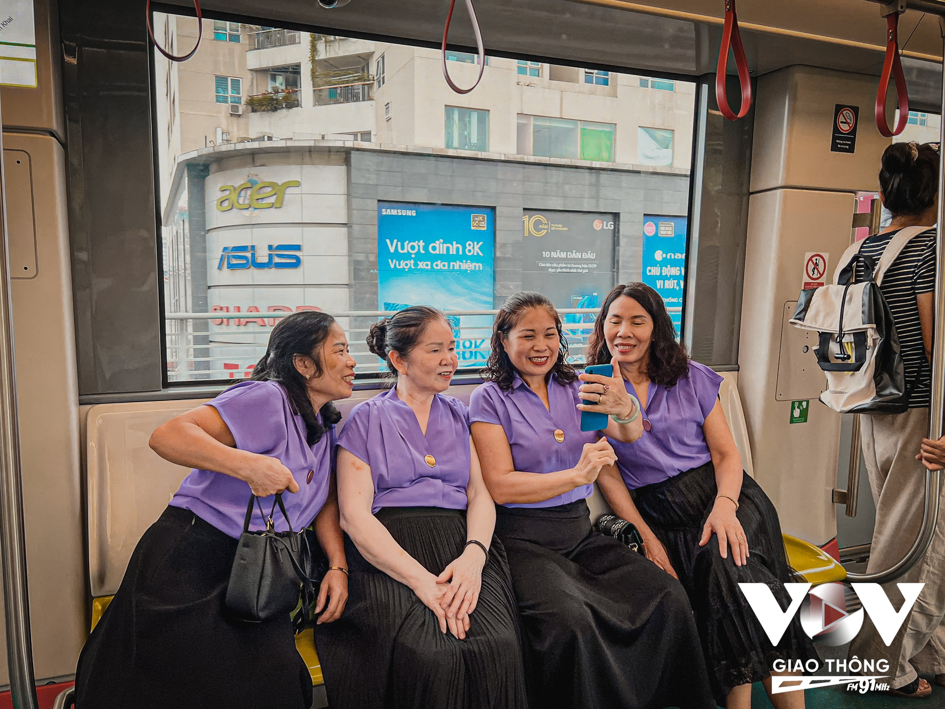 Cô Hoài Thu cùng nhóm bạn thân hôm nay mới có dịp đi trải nghiệm tàu metro chia sẻ: “Đi tàu này nhanh mà tiện quá, thoáng mát, sạch sẽ. Giá cả cũng rẻ, tránh tắc đường cháu ạ”.