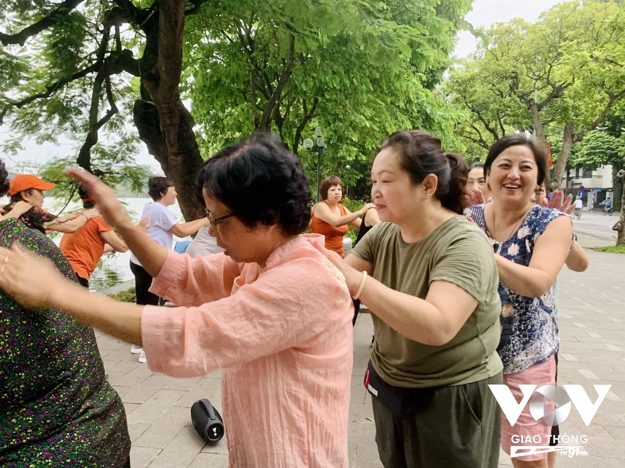 Tại địa điểm công cộng này, bầu không khí tích cực lan tỏa thu hút nhiều người lạ cùng tham gia