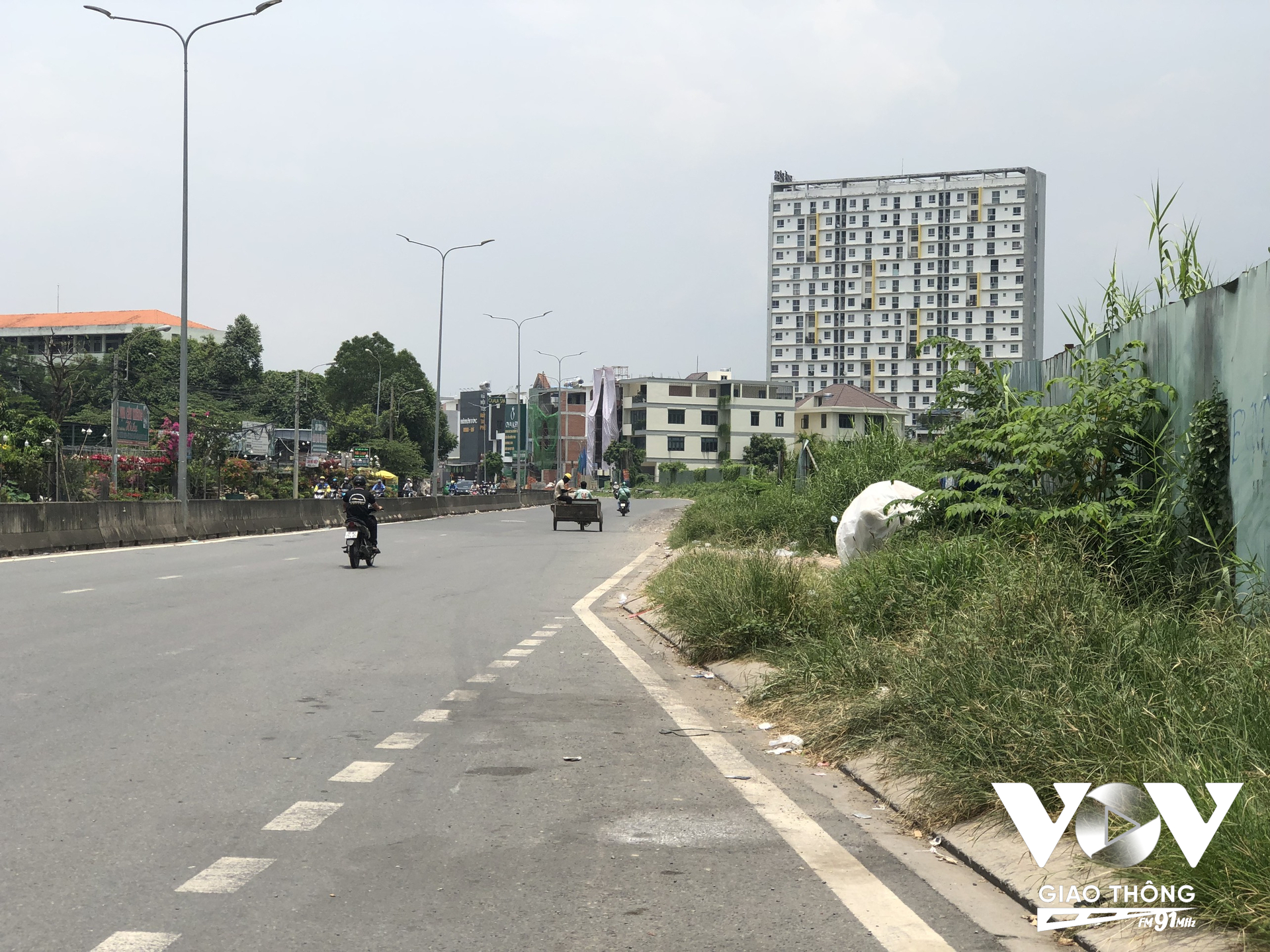 Dự án mở rộng đường Liên Phường dài hơn 2,5km, có đoạn đầu giao với đường Đỗ Xuân Hợp, đoạn cuối giao với đường Bưng Ông Thoàn và tổng đầu tư 303 tỉ đồng