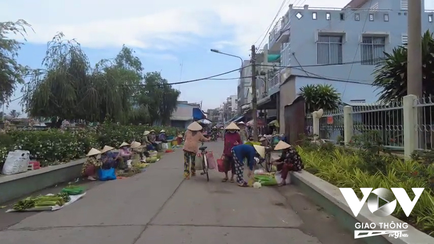 Cảnh buôn bán tại đường dọc theo sông Ba Rài, cạnh công viên - Chợ Cai Lậy cũ