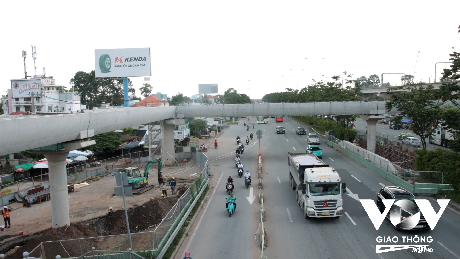 Cầu bộ hành là một trong những hạng mục thi công cuối cùng nhằm đảm bảo việc kết nối hành khách an toàn và thuận tiện của dự án Tuyến Đường sắt đô thị số 1 (Bến Thành – Suối Tiên).