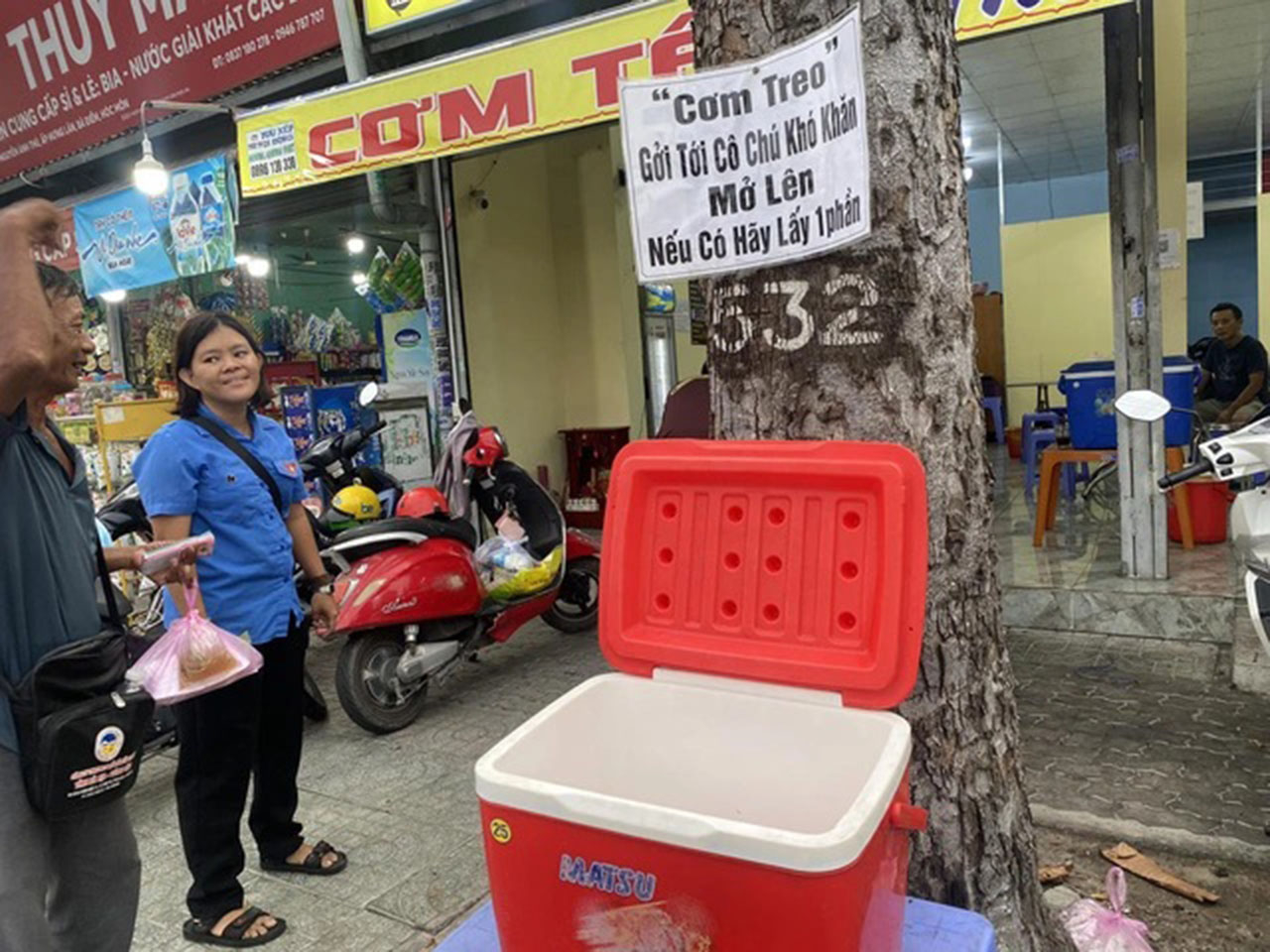 'Cơm treo gửi tới cô chú khó khăn. Mở lên, nếu có cơm hãy lấy một phần'.