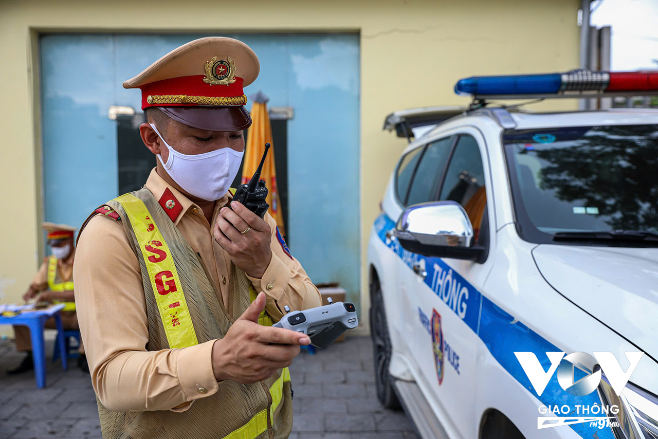 Bên cạnh biện pháp hóa trang mật phục, tuần tra lưu động và thay đổi các khung giờ triển khai làm nhiệm vụ thì sử dụng flycam để phát hiện và xử lý vi phạm đang được Đội CSGT đường bộ số 6 triển khai.