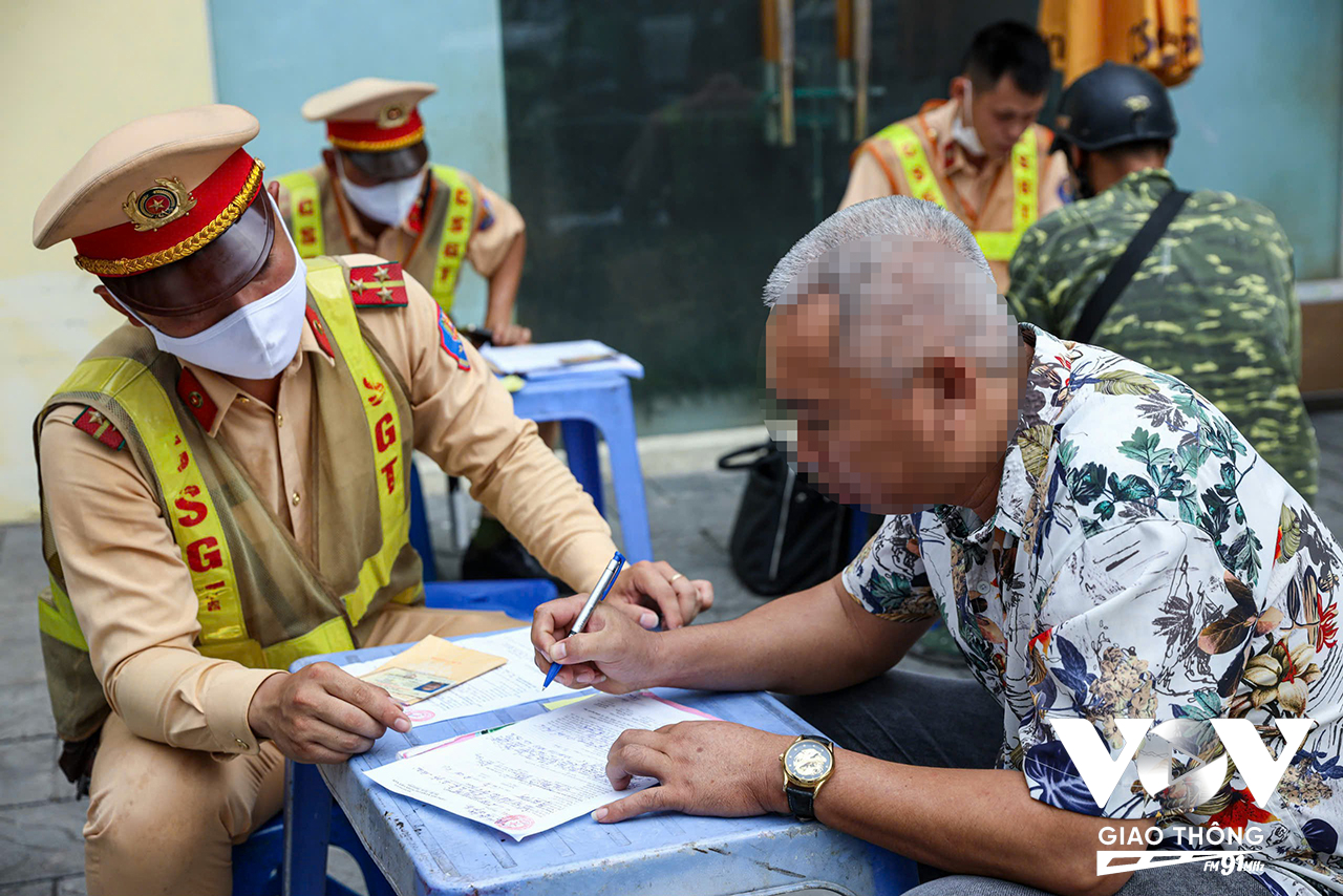 Trung tá Phạm Văn Chiến, Đội Trưởng Đội CSGT đường bộ số 6 cho biết: Từ đầu năm 2024 đến nay, Đội CSGT đường bộ số 6 đã phát hiện, xử lý: 1.806 trường hợp vi phạm liên quan đến vận tải hành khách, phạt tiền: 1.118.250.000 đồng. Tạm giữ 4 xe, 1.802 bộ giấy tờ, tước 141 Giấy phép lái xe. Các vi phạm chủ yếu như: Dừng, đỗ sai quy định: 1583 trường hợp, đi vào đường cấm: 85 trường hợp, đón trả khách không đúng quy định: 53 trường hợp...