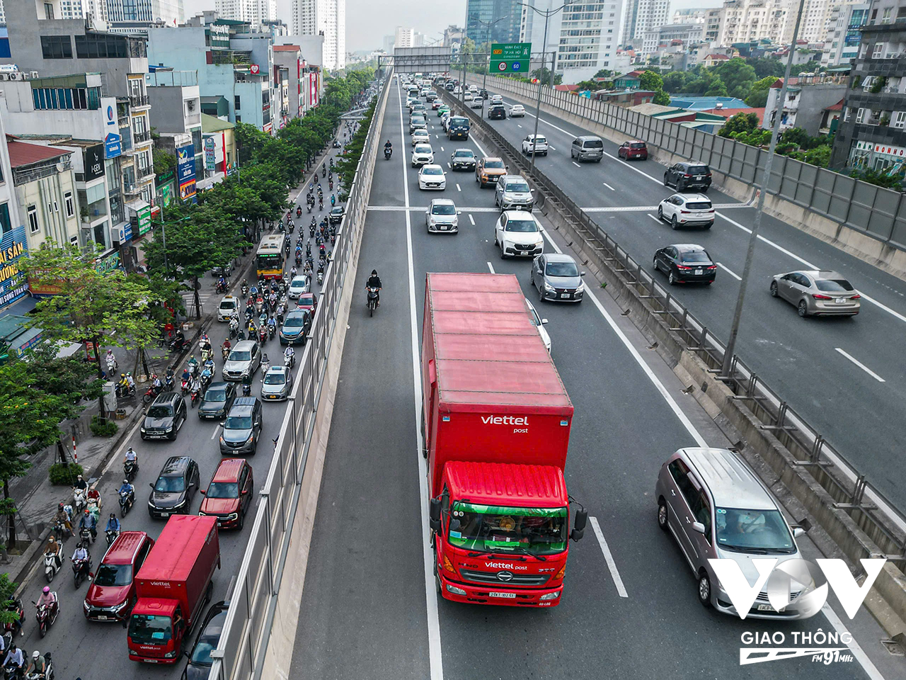 Ngoài ra, Phòng CSGT Hà Nội cũng yêu cầu 15 Tổ công tác 141 và 10 Tổ công tác đặc biệt, tăng cường tuần tra, kiểm soát, ngăn chặn, xử lý nghiêm các hành vi đua xe, cổ vũ đua xe trái phép, thanh thiếu niên điều khiển xe máy lạng lách, đánh võng gây rối trật tự công cộng, bảo đảm TTATGT trên địa bàn Thành phố./.