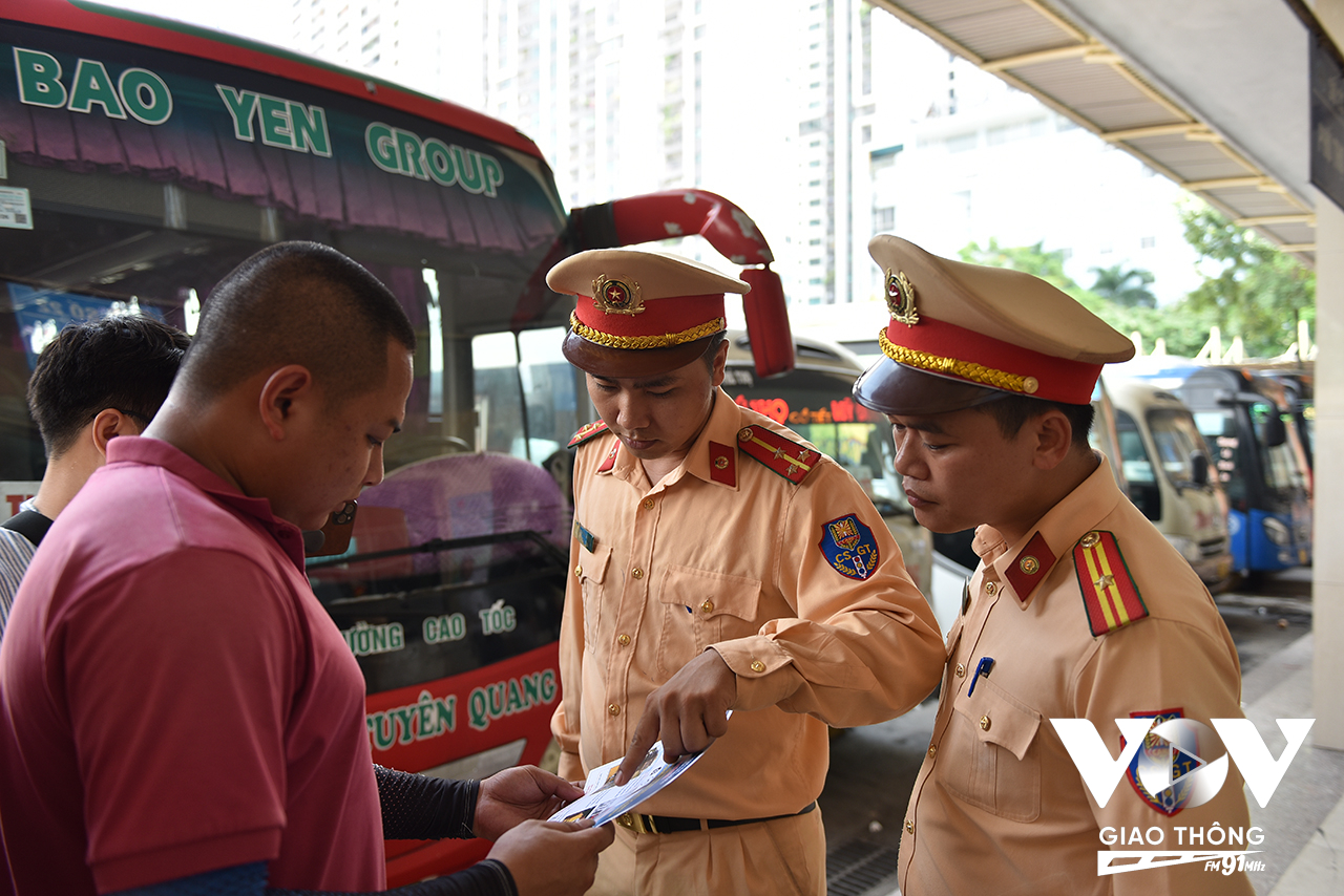 Tại đây, các lái xe sẽ được phát tờ rơi tuyên truyền và ký cam kết đảm bảo lái xe an toàn. Cùng với đó, lực lượng CSGT sẽ kiểm tra nồng độ cồn và ma túy ngẫu nhiên đối với các lái xe khách đường dài trước khi xuất bến.