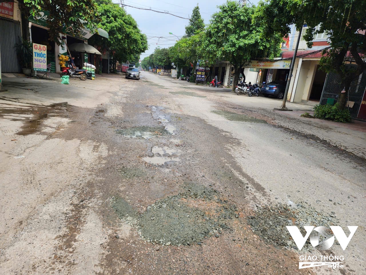 Một số vị trí mặt đường tỉnh lộ 413 vừa được vá tạm nhưng đã có dấu hiệu bong tróc