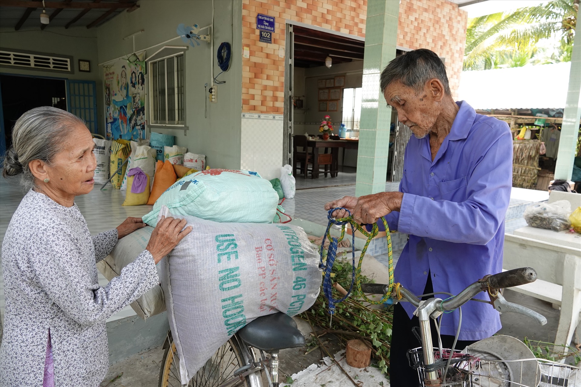 Vợ chồng ông Đấu chuẩn bị mang thuốc đến cho phòng khám từ thiện. Ảnh: Báo Lao động