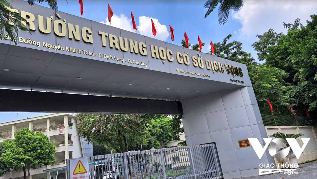 THCS Dịch Vọng, quận Cầu Giấy, năm học này sỹ số đã giảm so với năm trước nhưng vẫn còn khá cao so với điều lệ trường học