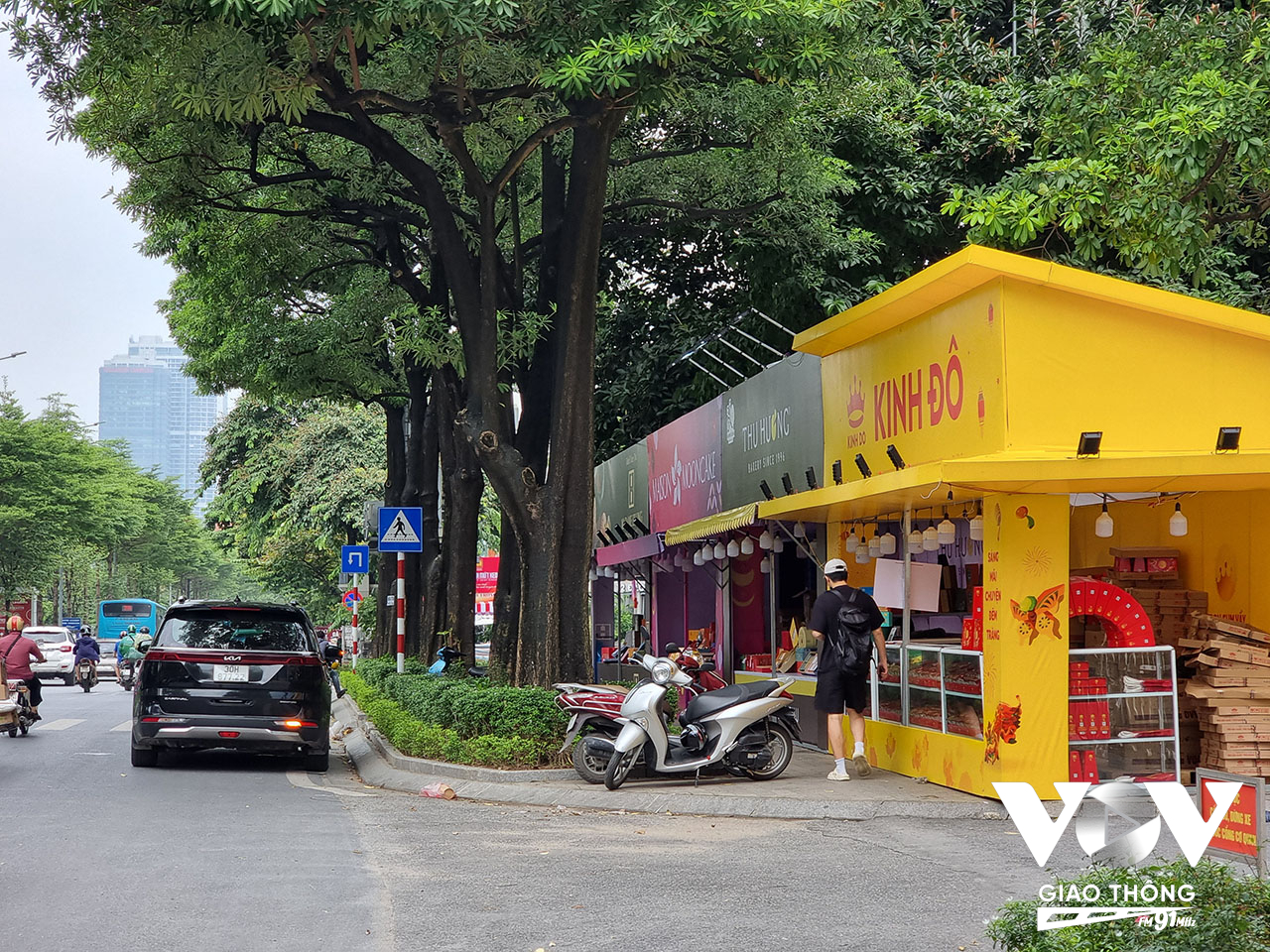 Những quầy hàng bán bánh trung thu trên vỉa hè phần nào gây cản trở đến tham gia giao thông của người dân