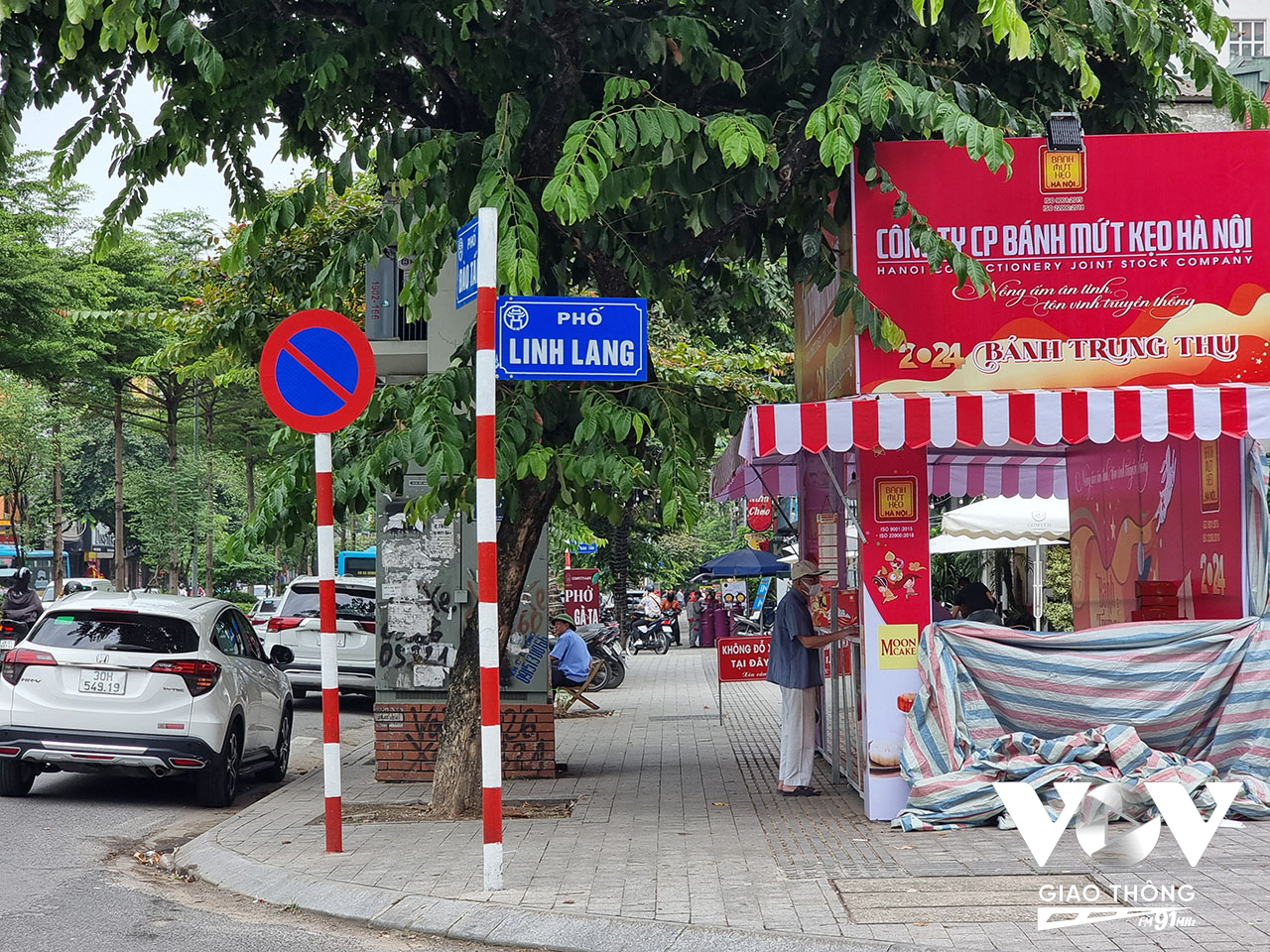 Vào những ngày này, không khó để bắt gặp những gian hàng bán bánh trung thu thế này trên các đường phố của thủ đô