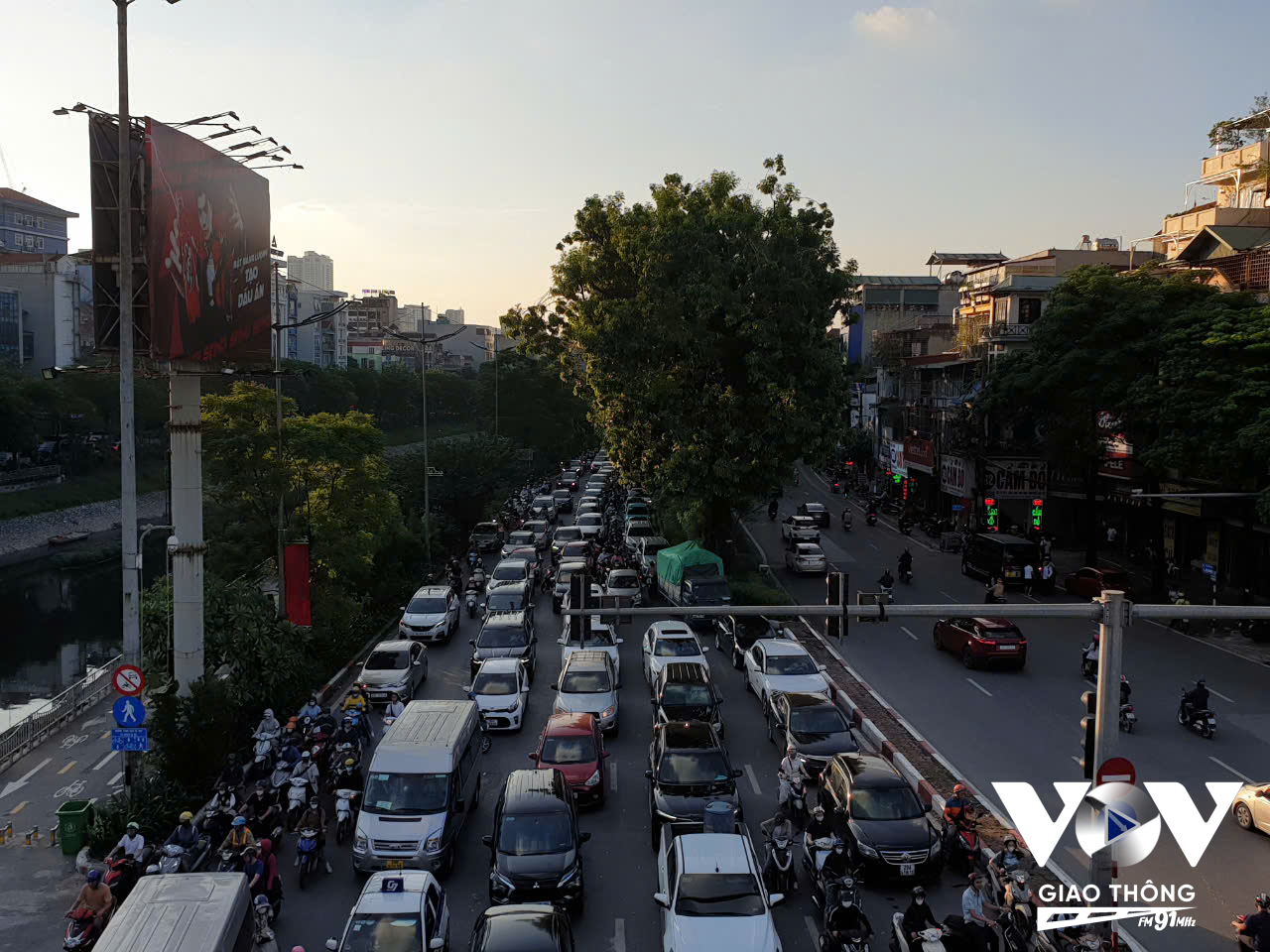 Đường Láng hướng Võ Văn Kiệt đi sân bay Nội bài mật độ cao di chuyển khó khăn, chiều ngược lại khá thông thoáng. Ảnh: Thái Sơn