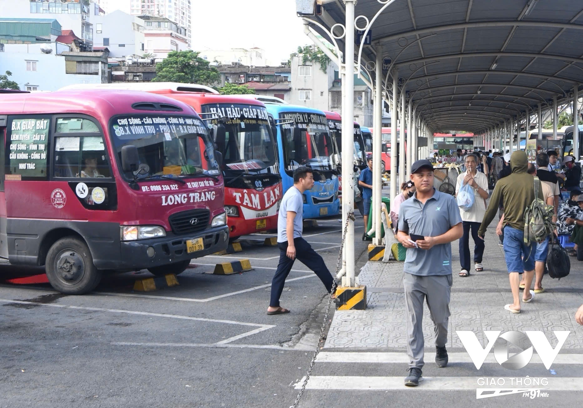 Lượng khách ra vào rất ít, các xe chạy tuyến Thanh Hóa, Thái Bình, Nam Định... vốn rất đông người qua lại nhưng cận lễ vẫn còn khá vắng vẻ. Ảnh: Lê Tùng