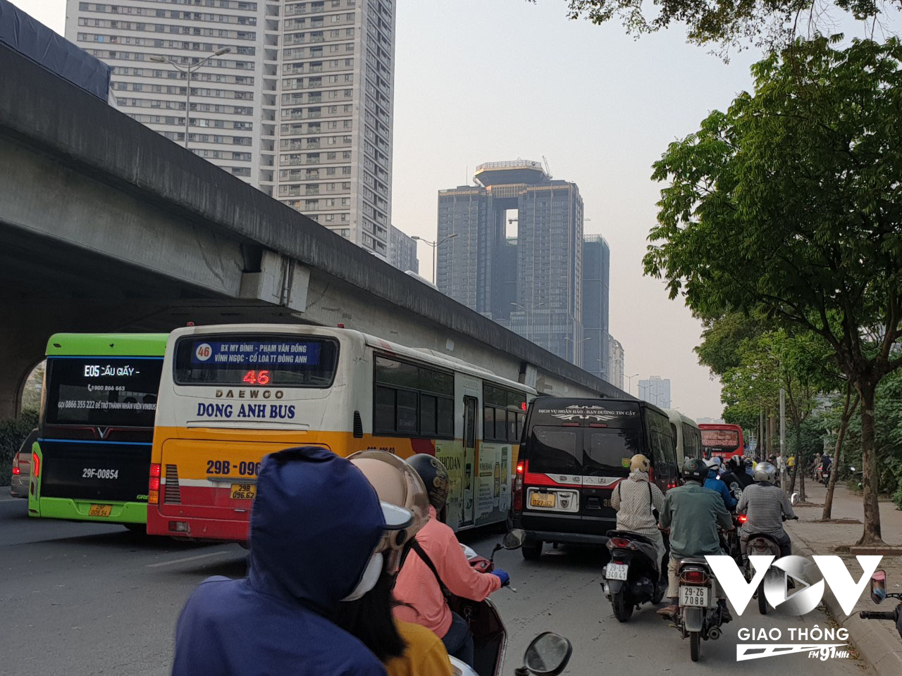 Đường Phạm Hùng hướng đi bến xe Mỹ Đình ùn tắc, các phương tiện phải 'nhích từng mét'. Ảnh: Thái Sơn