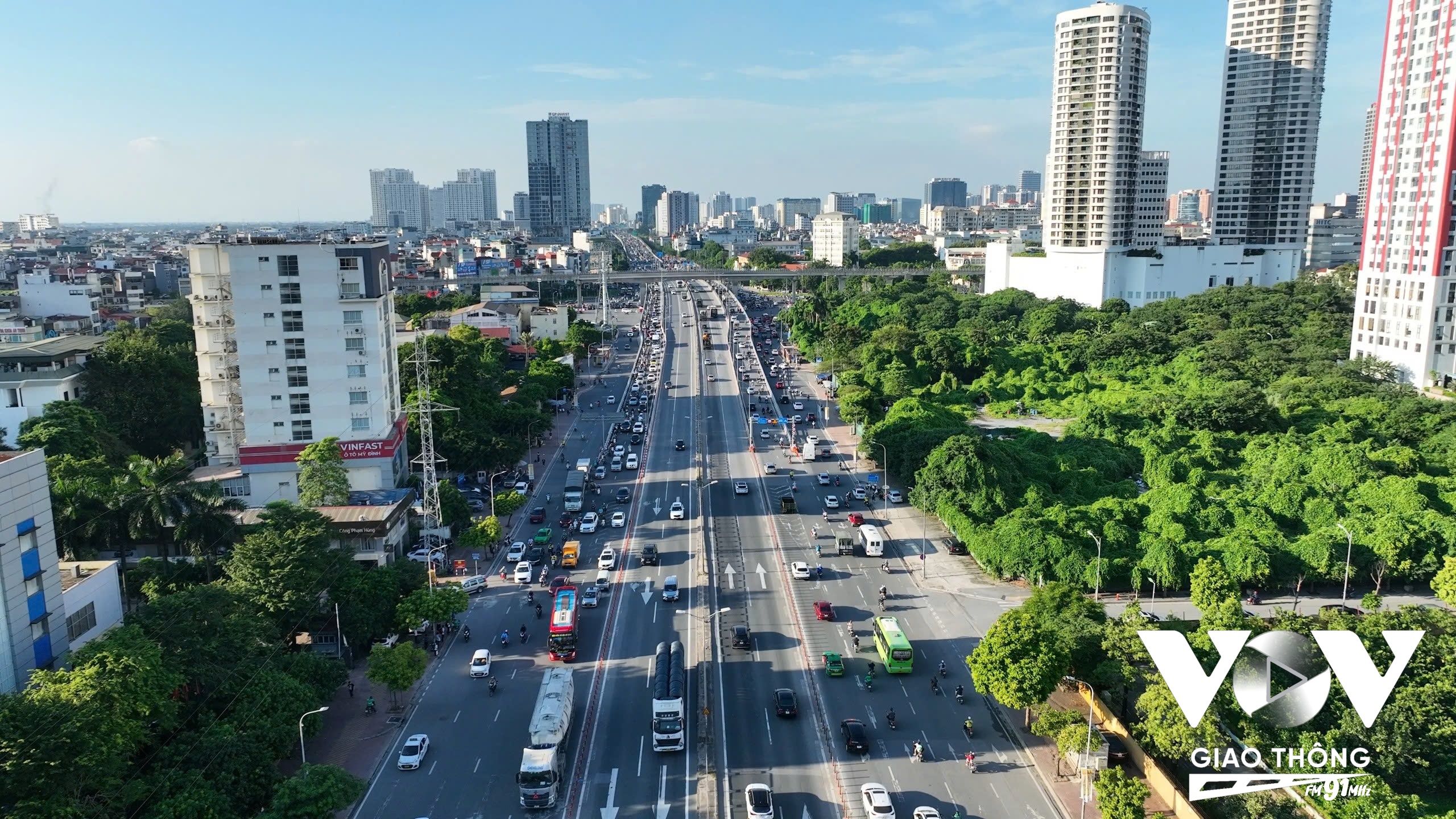 Giao thông trên trục Mai Dịch - vành đai 3, Phạm Hùng, Phạm Văn Đồng, Hồ Tùng Mậu. Ảnh: Lê Tùng